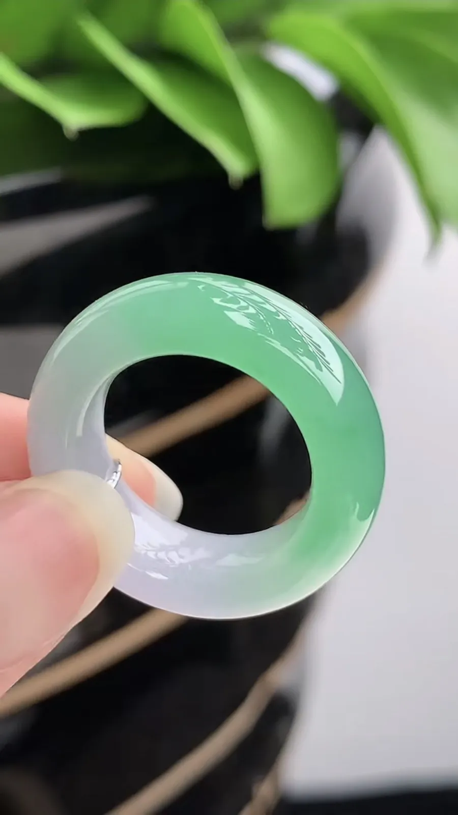 a货翡翠老坑冰种飘绿素面戒指 尺寸17.5×8.2×5mm 重量8.42g 1202