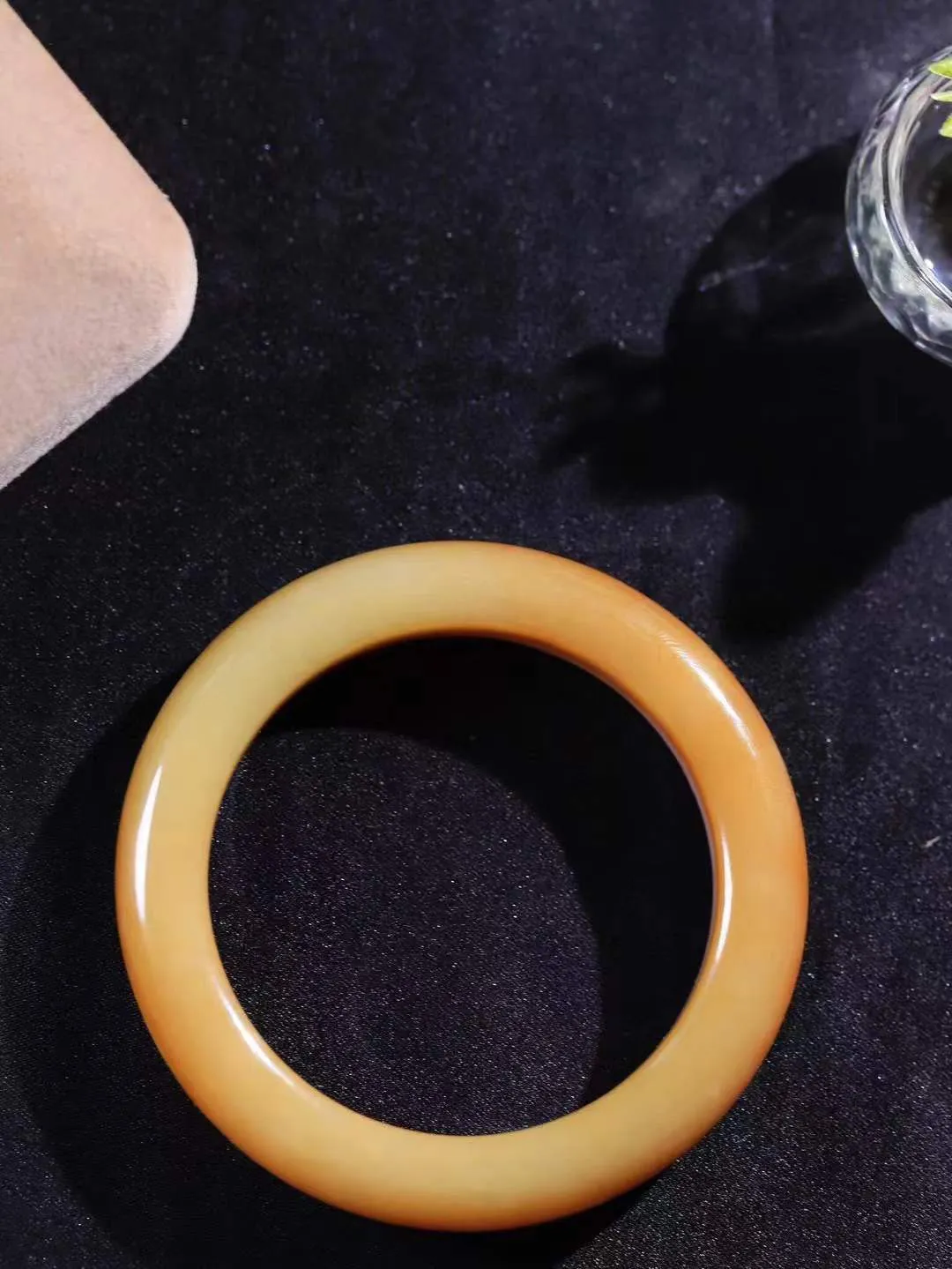 【情有独钟.手镯】

精品和田玉糖白玉手镯 玉质温润细腻 油性十足 手感舒适，高华雅逸，线条流畅，简约大气，美自天成，素雅高贵。佩戴于腕间，婉约之美，举手投足间透出那低调奢华。重64.7克 内径55mm 尺寸12.9-10.2mm   FDA-791142551