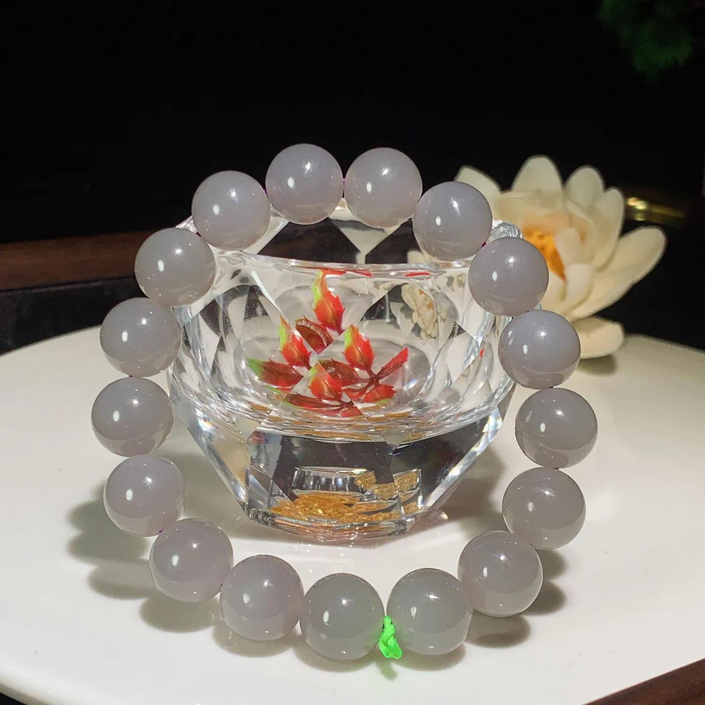 和田玉紫罗兰圆珠手串。单颗尺寸12！玉质细腻油润。手推出油。佩戴高端典雅。lt251201