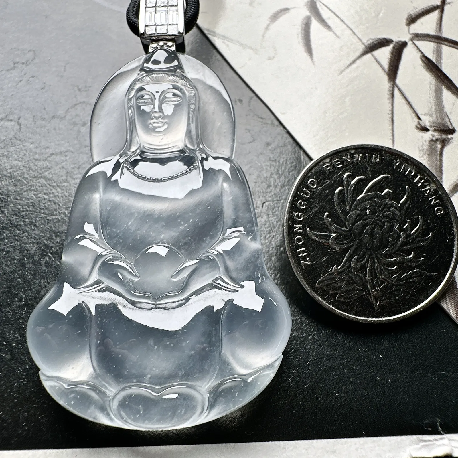 【玻璃种素衣观音】莲花观音精品件，质地细腻，通透度上佳，冰感十足，适合佩戴，收藏品质，18k金钻镶嵌，裸石尺寸53.4*33.4*7.9毫米