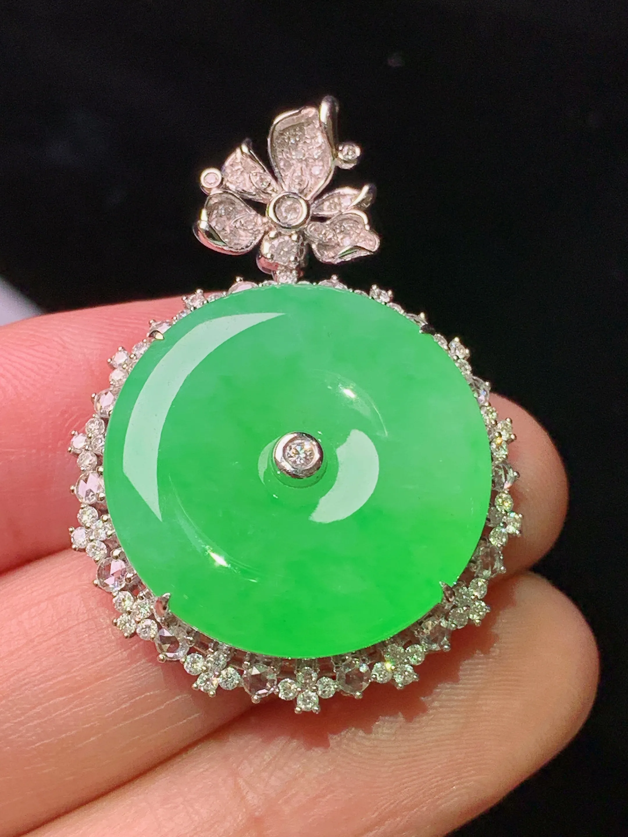 18k金钻镶嵌翠绿平安扣吊坠 玉质细腻 色泽清新艳丽  整体尺寸37.5*26.3*9.5