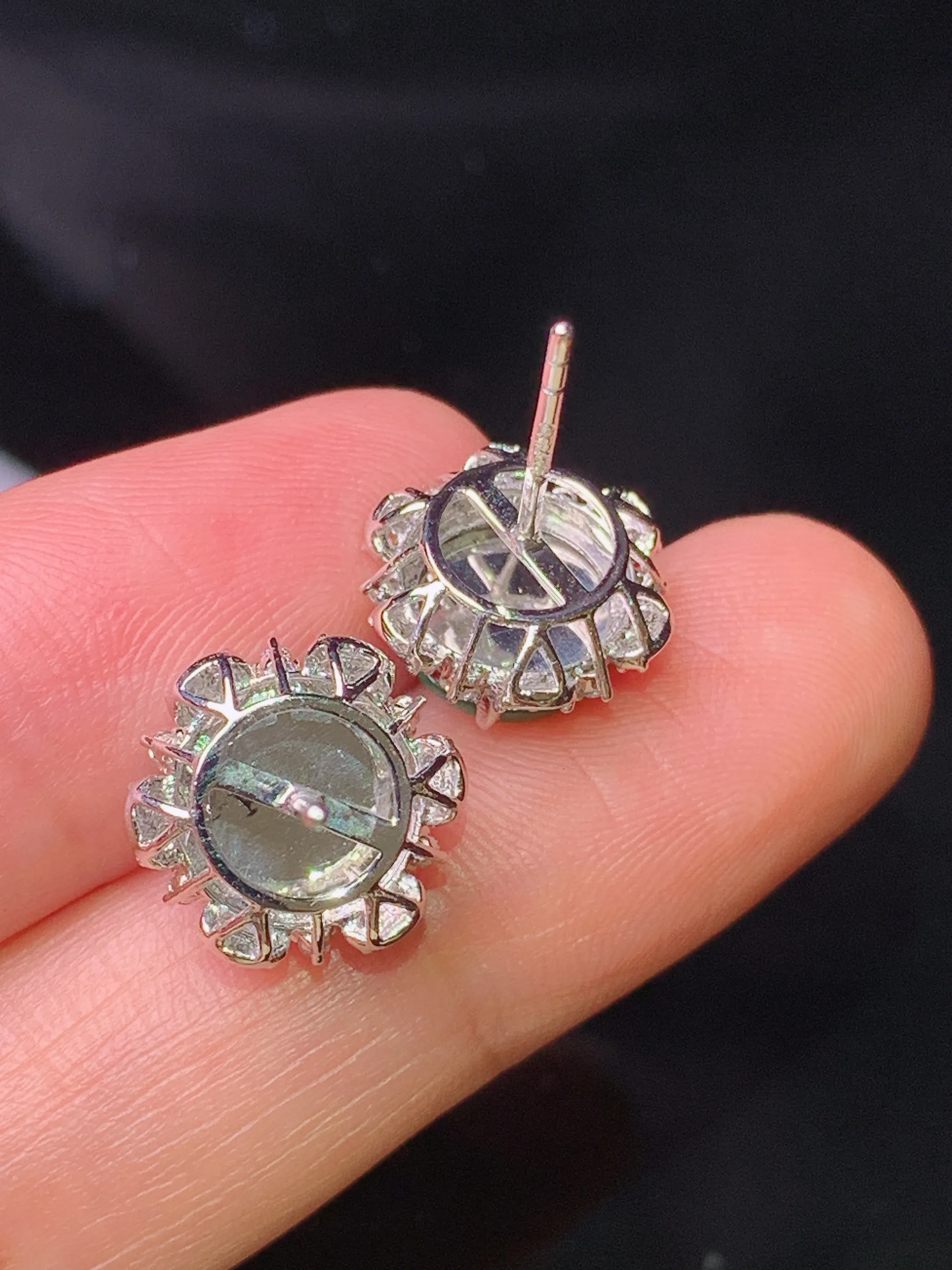 18k金钻镶嵌满绿平安扣耳钉 玉质细腻 色泽清新艳丽 整体尺寸12*7