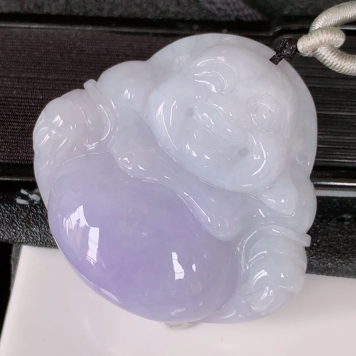 自然光实拍，大件厚装紫罗兰翡翠佛公吊坠，翡翠开心笑佛，种老水足，颜色漂亮，立体饱满圆润，佩戴效果赞#46.29