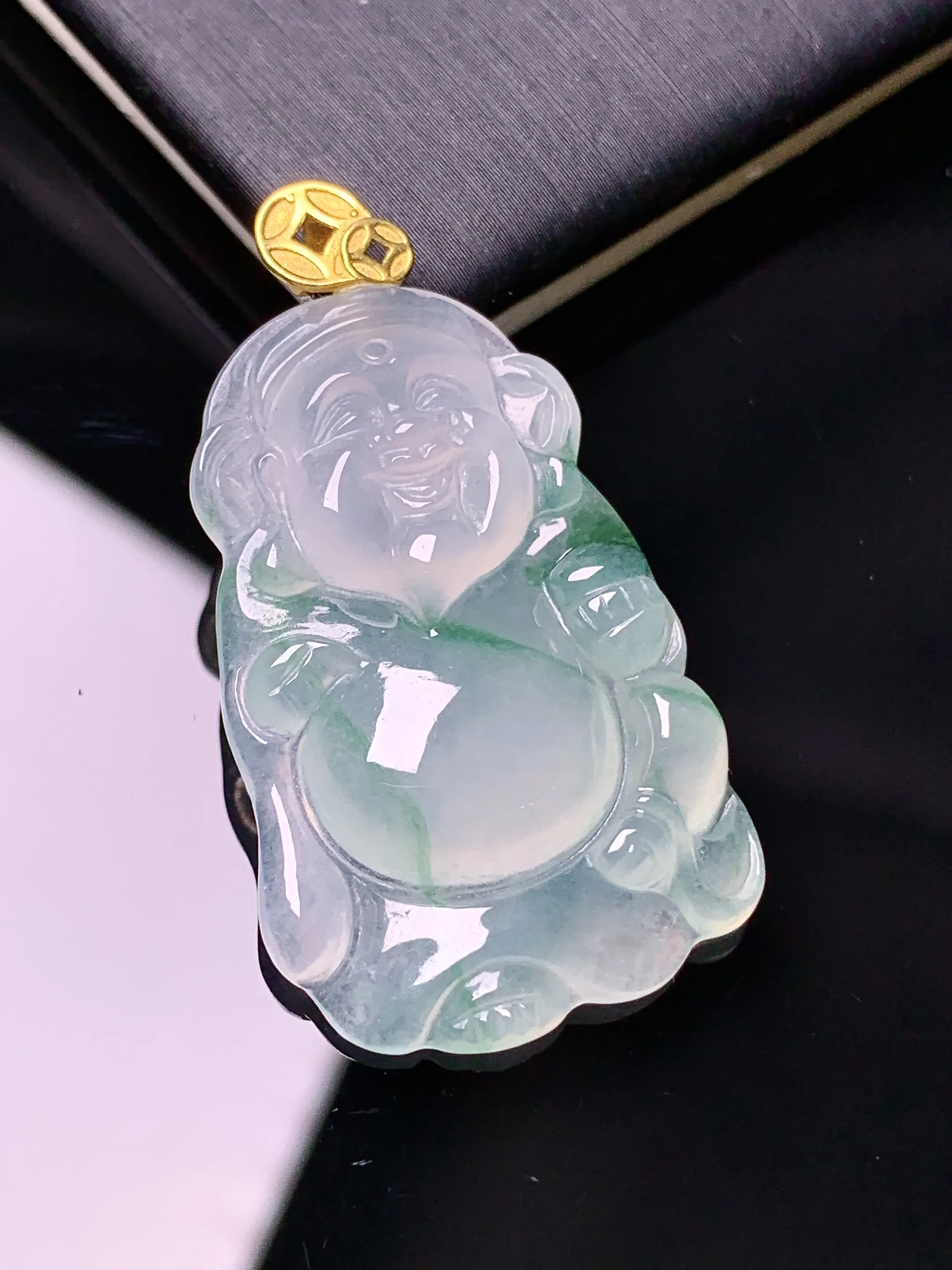 18k金镶嵌飘绿财神吊坠 玉质细腻 色泽清新艳丽  整体尺寸38.5*21.5*4.7
