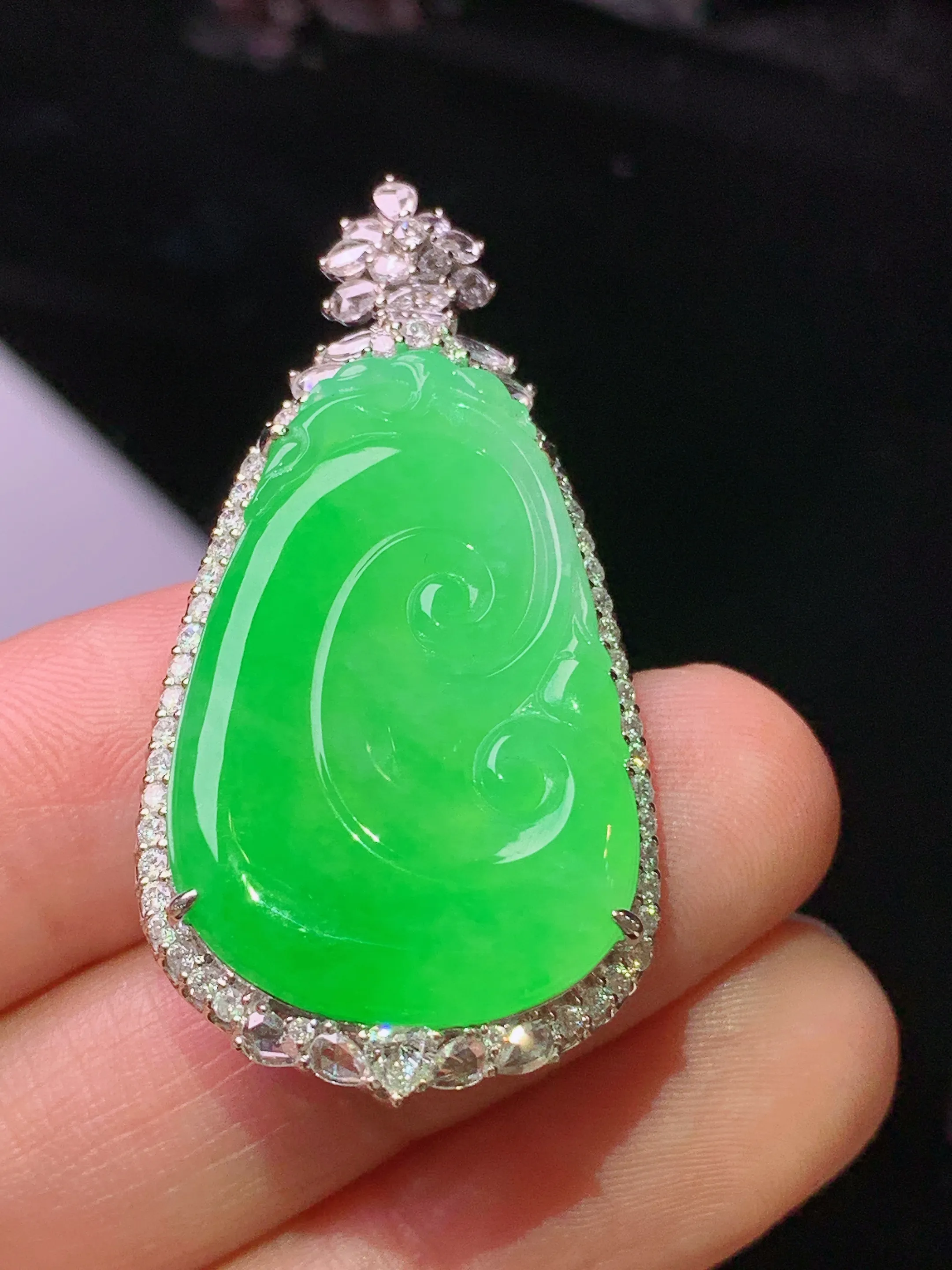 18k金钻镶嵌翠绿如意吊坠 玉质细腻 色泽清新艳丽  整体尺寸41.8*21.1*9.2