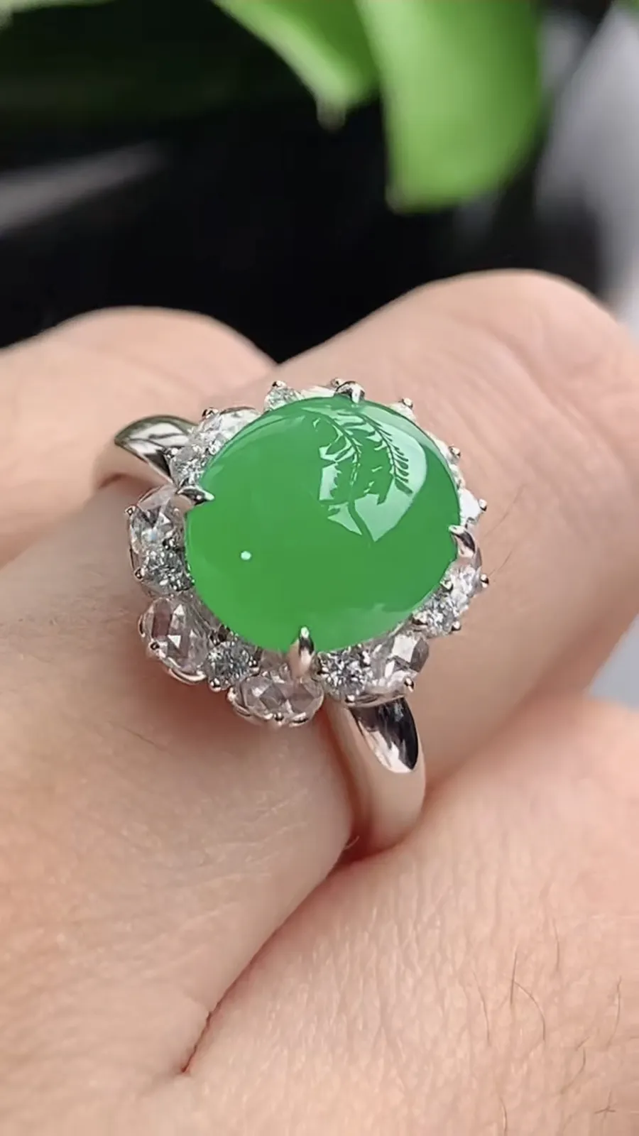 a货翡翠老坑冰种18K金伴钻镶嵌阳绿蛋面戒指 圈口17.3裸石尺寸10×8.5mm 重量4.40g 1202