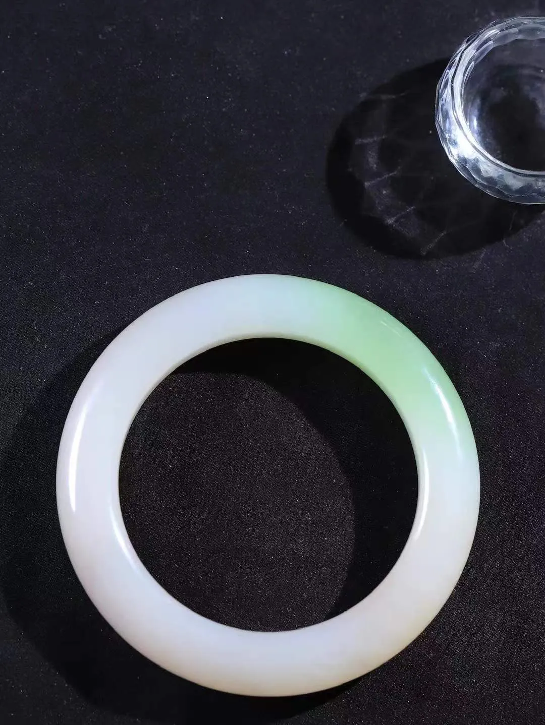 【婉约佳人.手镯】

典藏传家级臻品️和田玉三色手镯 玉质温润细腻 油性十足 手感舒适，高华雅逸，线条流畅，简约大气，美自天成，素雅高贵。佩戴于腕间，婉约之美，举手投足间透出那份低调奢华。重94克 内径60mm  尺寸13.2-12.4mm   FDA-44120233