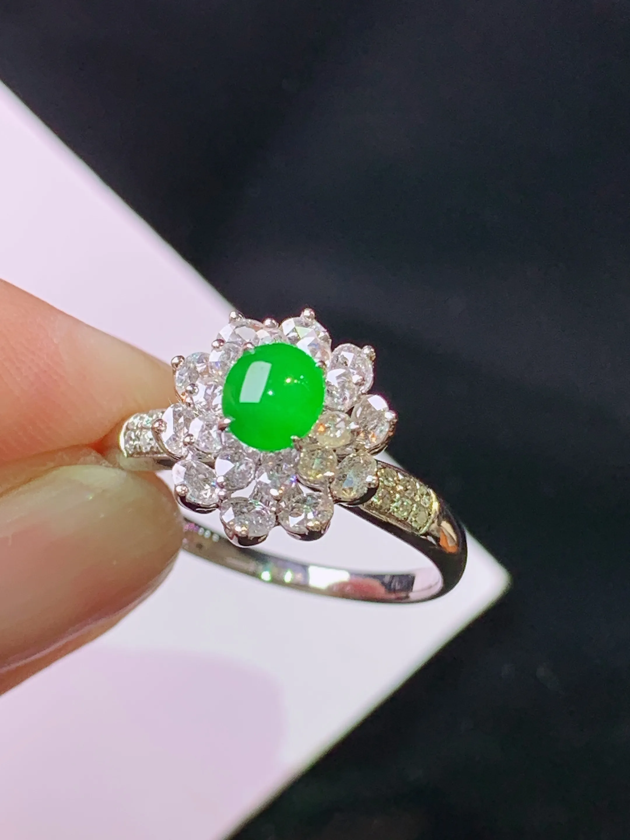 18k金钻镶嵌满绿蛋面戒指 玉质细腻 色泽清新艳丽  圈14 整体尺寸11.8*10