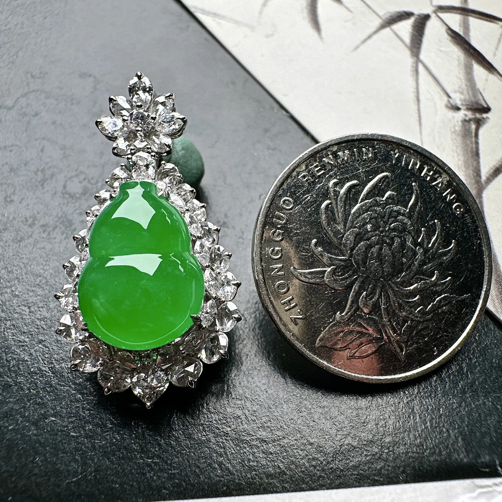 【冰种满绿葫芦吊坠】种水色俱全，冰透闪亮，通透感饱满度很好，18k金钻豪华镶嵌，裸石尺寸14.5*10.9*5.3毫米