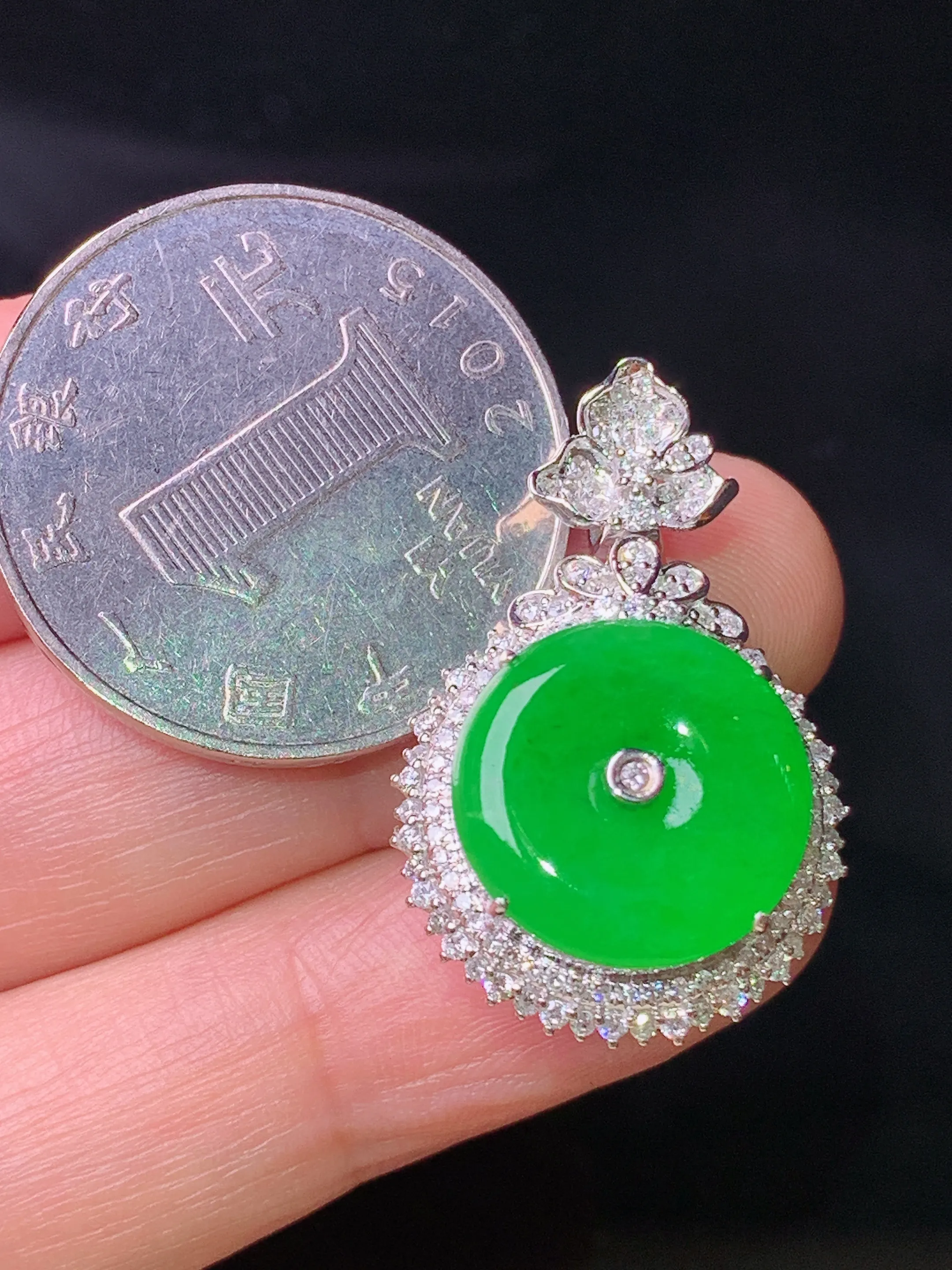 18k金钻镶嵌满绿平安扣吊坠 玉质细腻 色泽清新艳丽 整体尺寸28.2*18.5*10.7