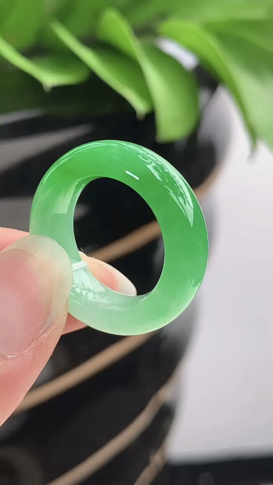 a货翡翠老坑冰种飘绿素面戒指 尺寸16.7×6.6×4.4mm 重量5.60g 1202