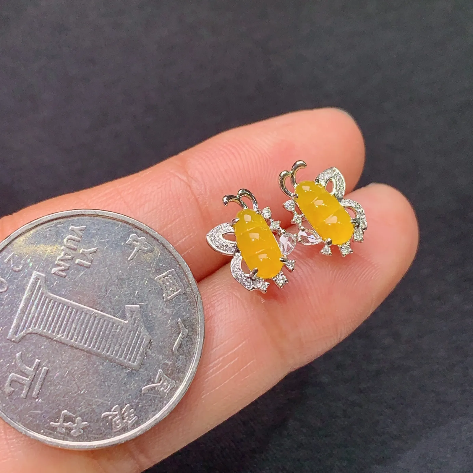 冰黄翡福豆耳钉，18k金镶嵌，精致时尚，冰透水润，颜色鲜亮 尺寸7.6*2.8*2