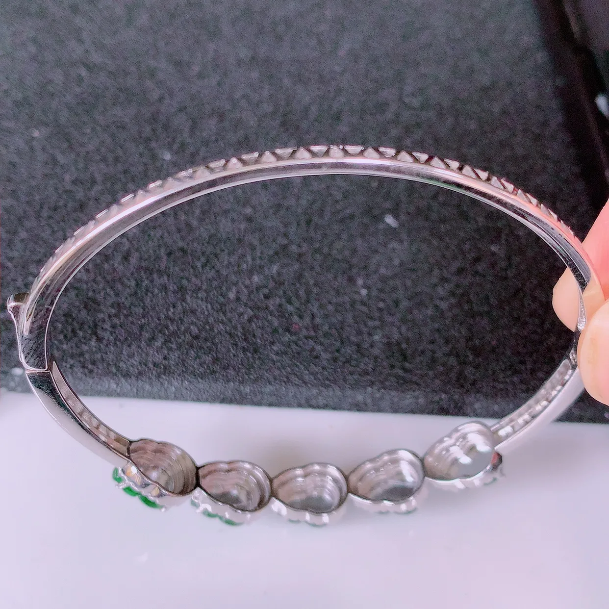 57-58圈口，冰透满绿翡翠925银镶嵌手镯，自然光实拍，翠色灵动，颜色漂亮，种老水足，品相佳，佩戴佳品！#97.29整体57.5-51-8.2*5.6取一葫芦裸石8*6