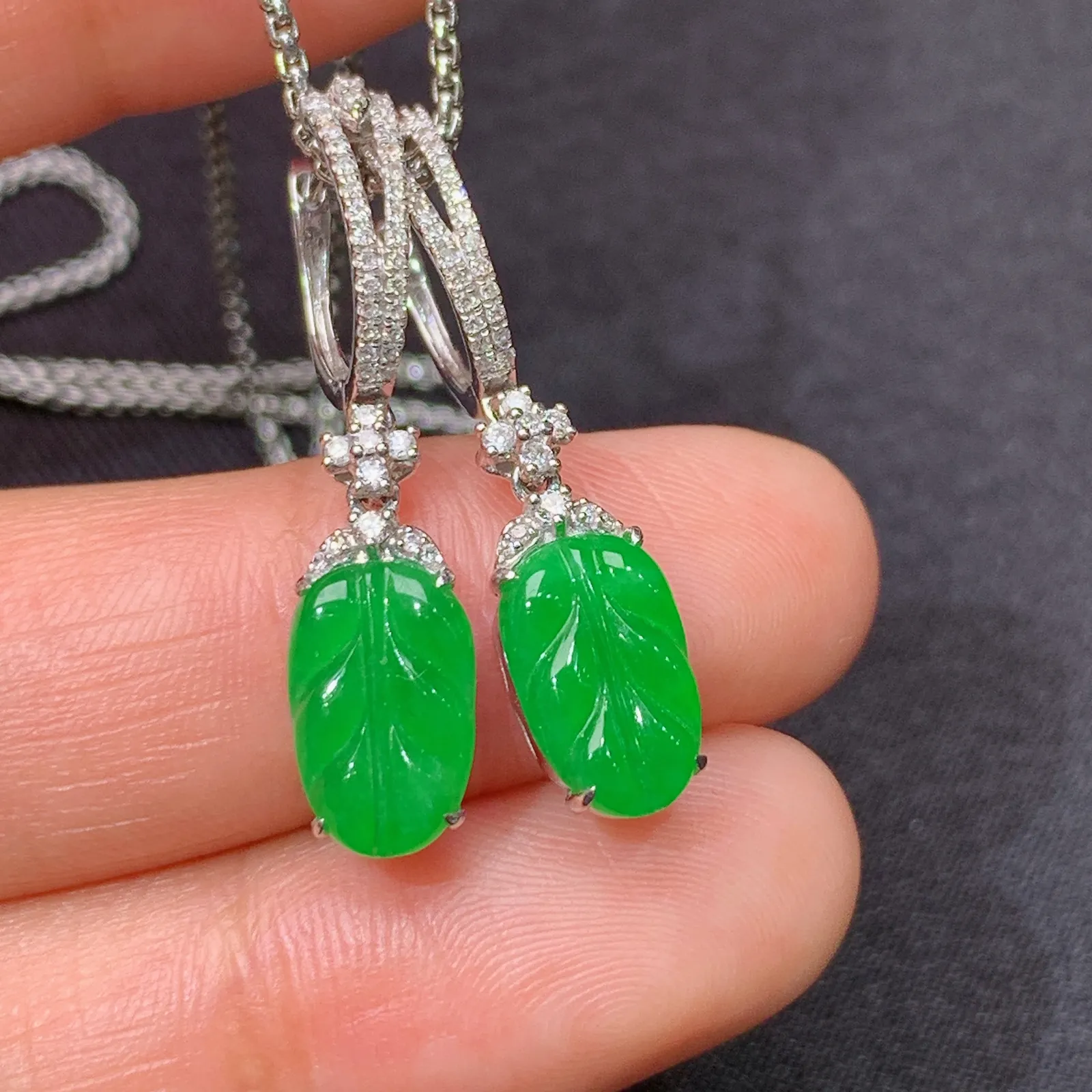 阳绿树叶耳坠，18k金镶嵌，简约时尚，冰润色阳，种水足 尺寸9.3*6*2