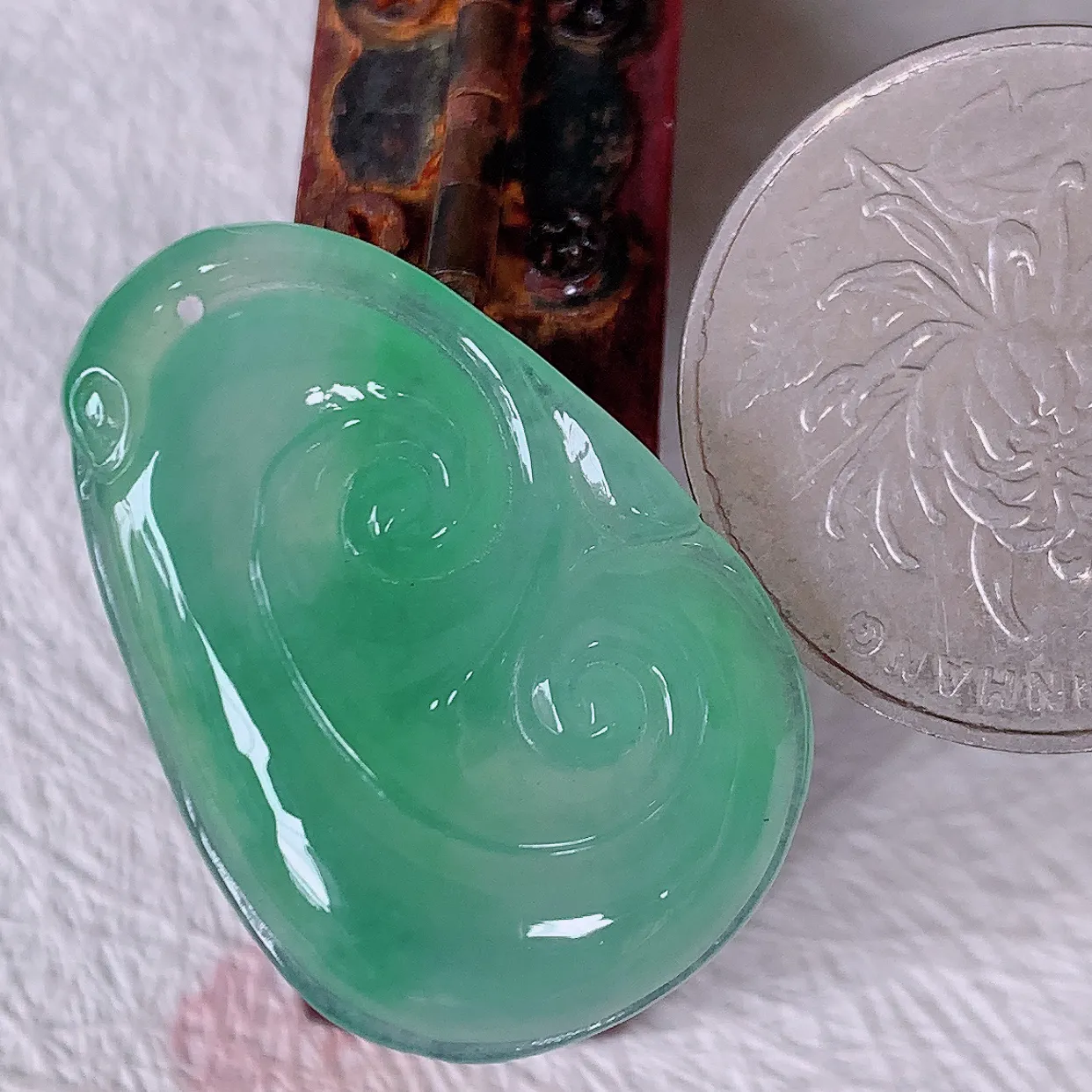 自然光实拍，冰种飘绿如意吊坠，翡翠如意，上身效果非常美，饱满大气，工艺美，万事如意，如意一生 #57.29