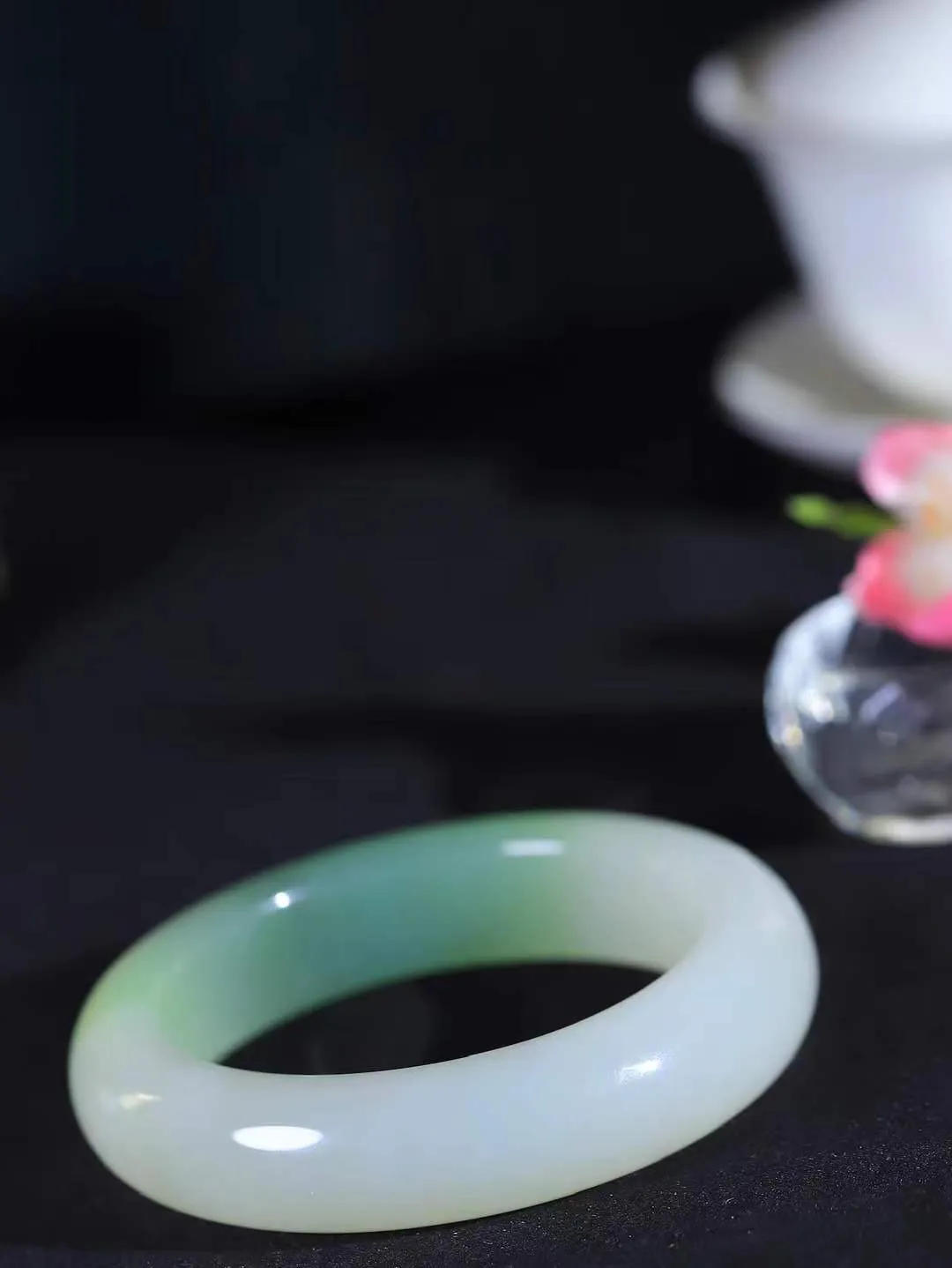 （一见倾心.手镯）

典藏级臻品️和田玉三色手镯，玉质温润细腻 油性十足 手感舒适，高华雅逸，线条流畅，简约大气，美自天成，素雅高贵。佩戴于腕间，婉约之美，举手投足间透出那低调奢华。重94克  尺寸58.5-16.4-10.8mm  56120236A