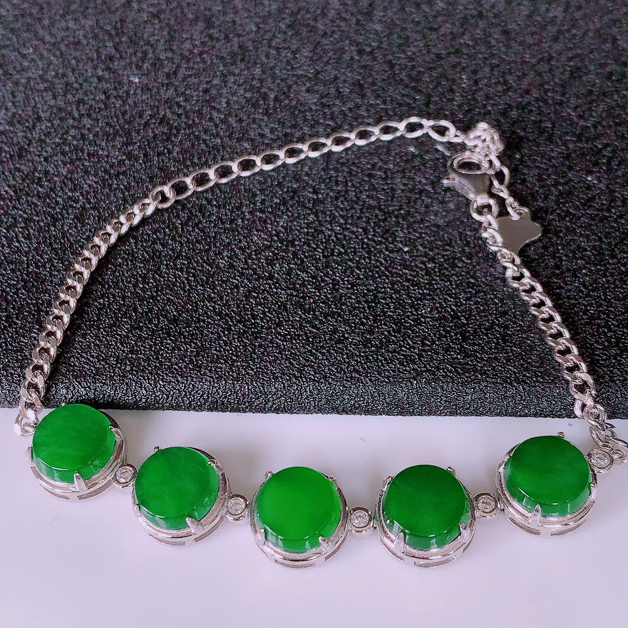 冰透满绿翡翠925银镶嵌手链，自然光实拍，翠色灵动，颜色漂亮，种老水足，品相佳，佩戴佳品！#97.2