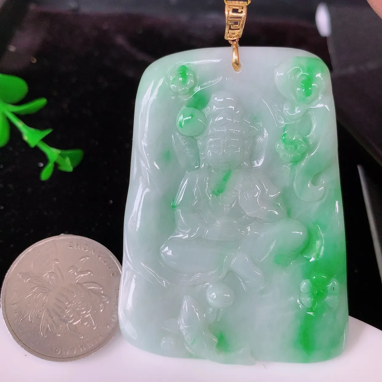 18K金镶嵌冰润飘绿翡翠观音菩萨吊坠，赐福翡翠观音，观音面相端庄，品相佳，佩戴气质！#35.29整体66裸石55.8*44.5*5