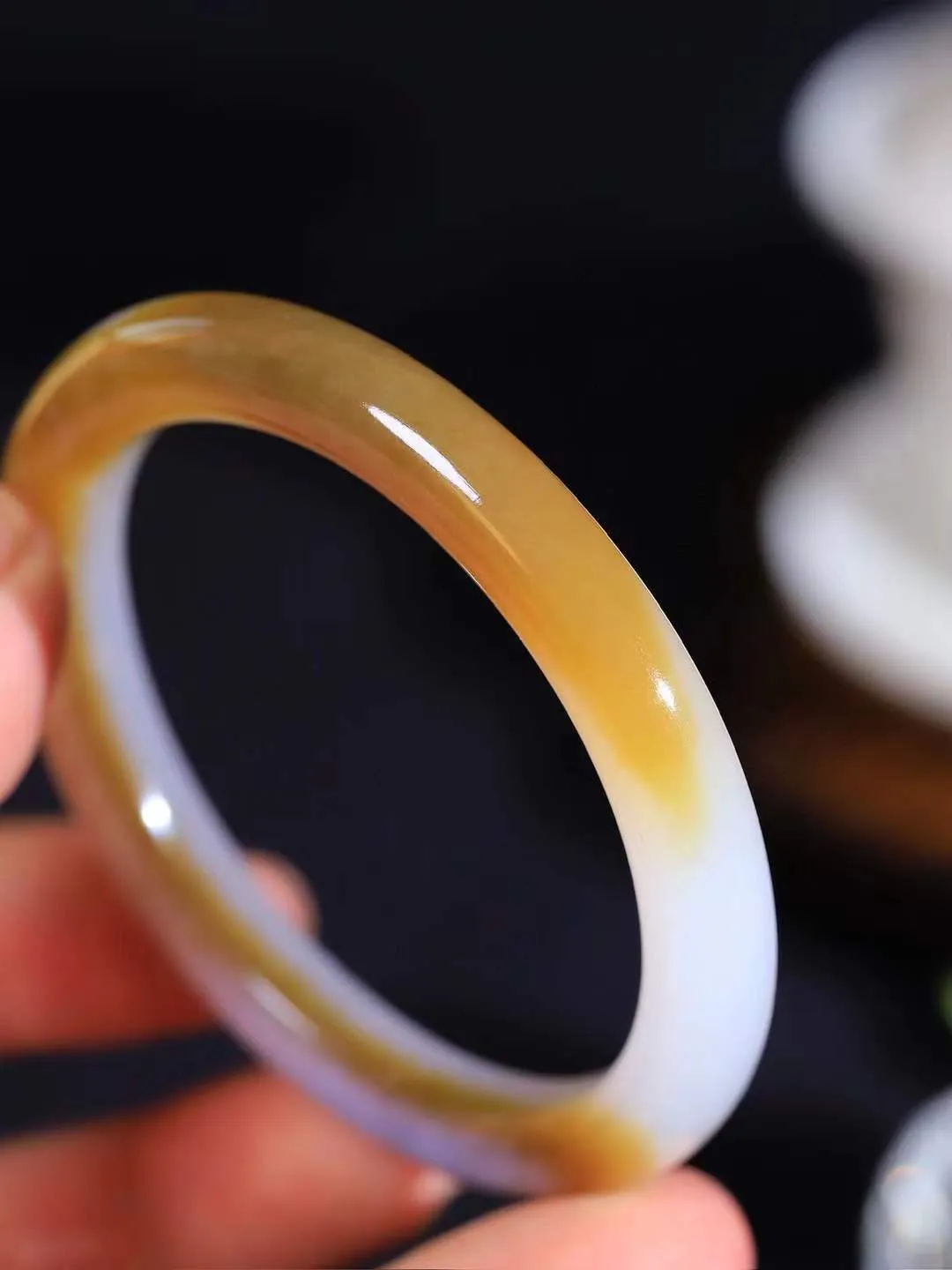 【婉约佳人.手镯】

精品️和田玉糖白玉手镯 玉质温润细腻 油性十足 手感舒适，高华雅逸，线条流畅，简约大气，美自天成，素雅高贵。佩戴于腕间，婉约之美，举手投足间透出那份低调奢华。重31.2克 内径53.5mm  尺寸8.1-8.2mm   FDA-111102533