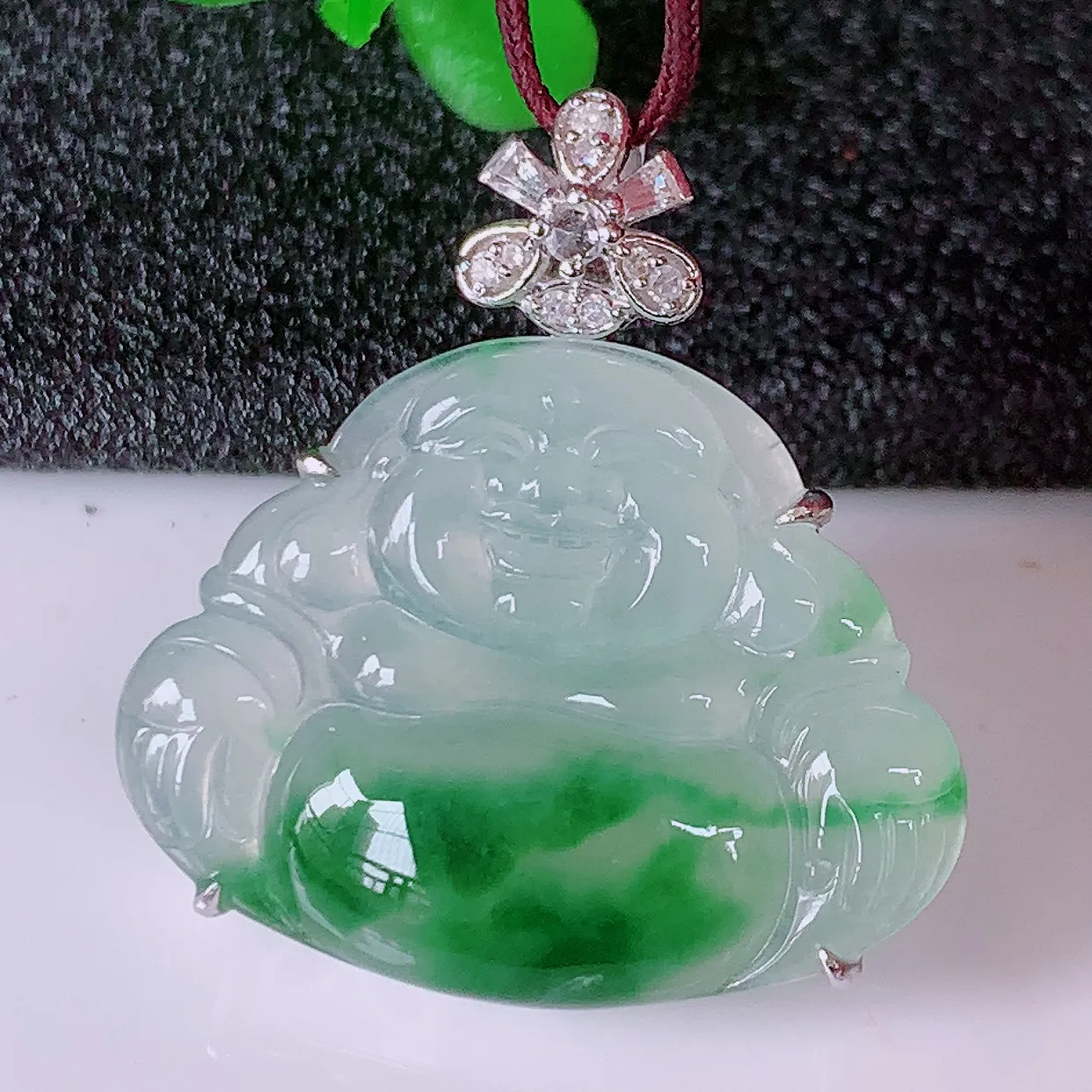 自然光实拍，18K金镶嵌冰种飘花翡翠佛公吊坠，冰透饱满， 佛公亦保平安，寓意有福（佛公）相伴，品相佳，配戴优雅迷人！#80.29整体25.5-23.6-6裸石23.5*18