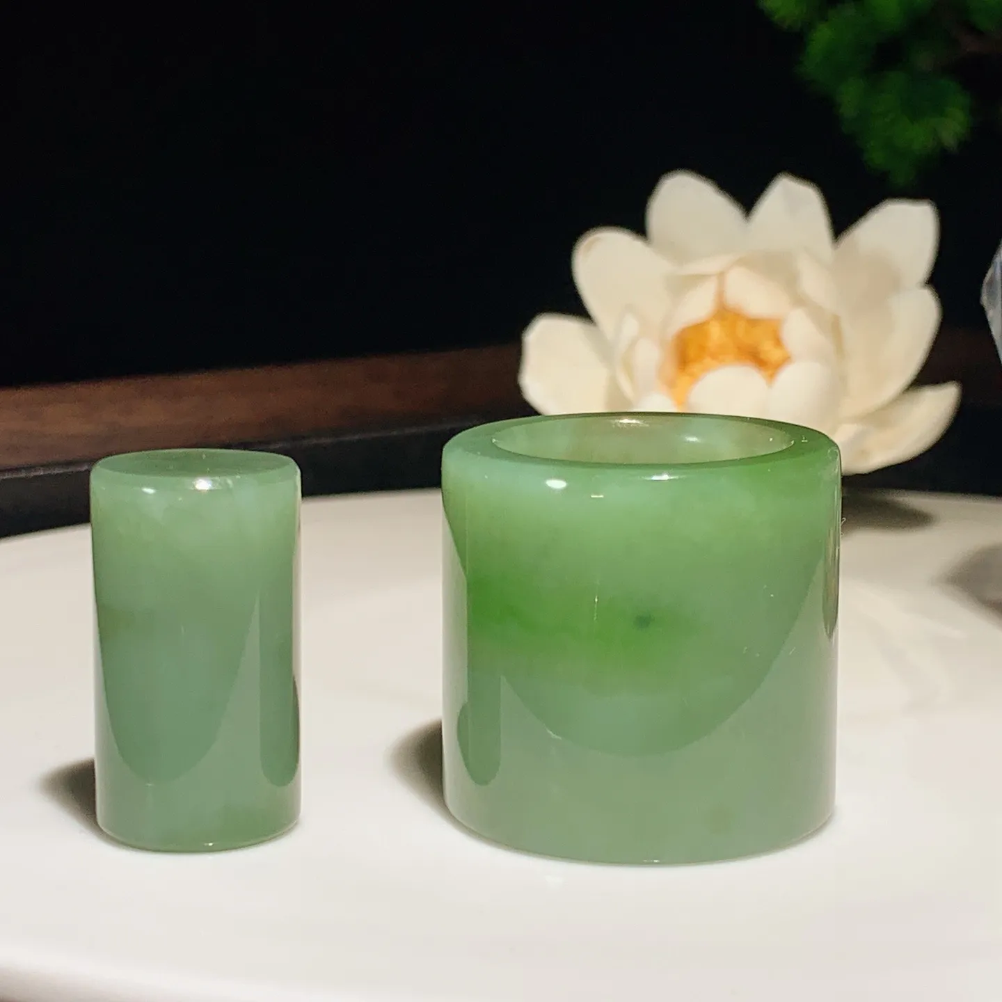 和田玉粉青飘绿俄罗斯碧玉扳指 尺寸30/32/5重54.3克。内径 22玉质细腻油润。手推出油。佩戴高端典雅。lt251201