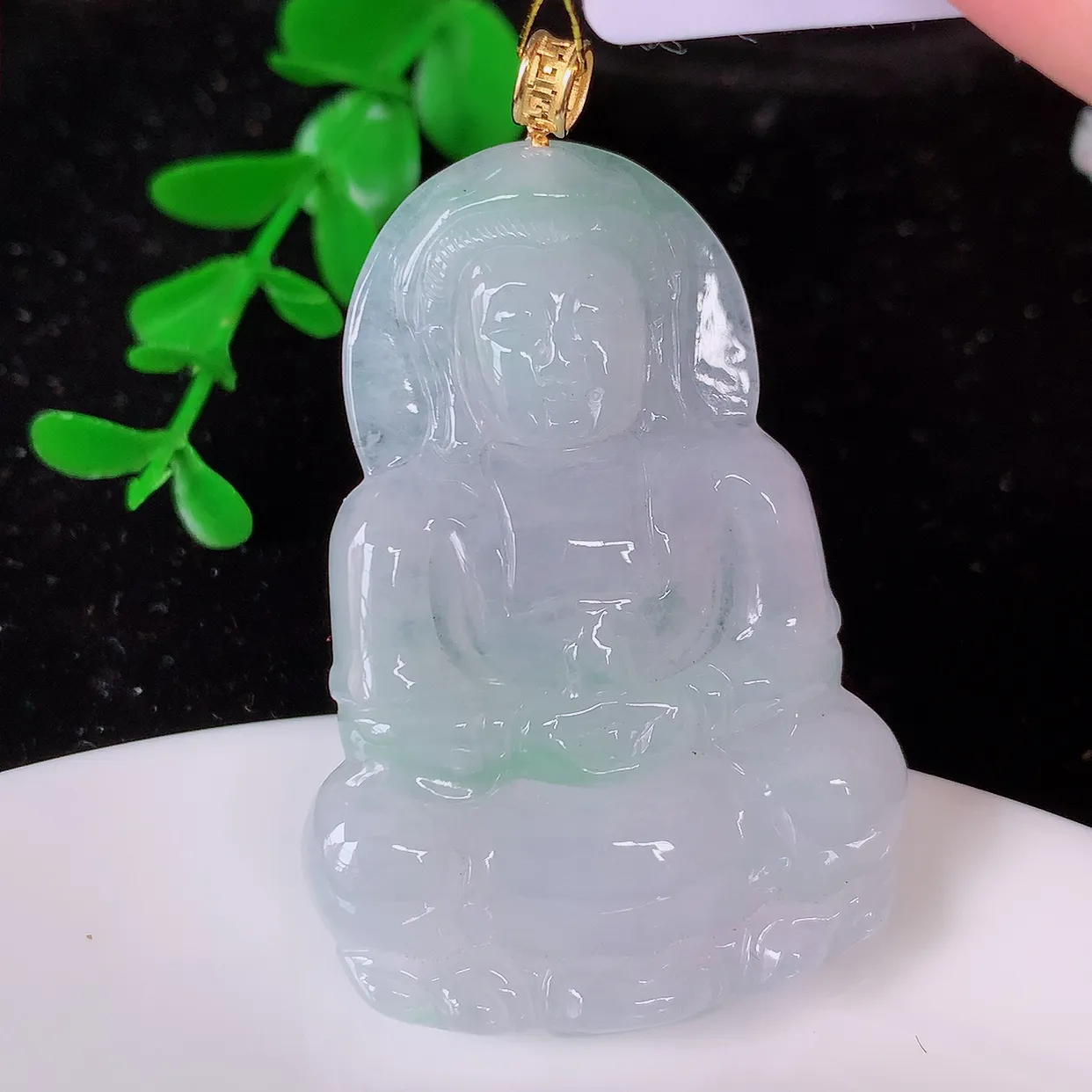 18K金镶嵌冰飘绿翡翠观音菩萨吊坠，赐福翡翠观音，观音面相端庄，品相佳，佩戴气质！#35.29整体54.8裸石49*33.8*5.2