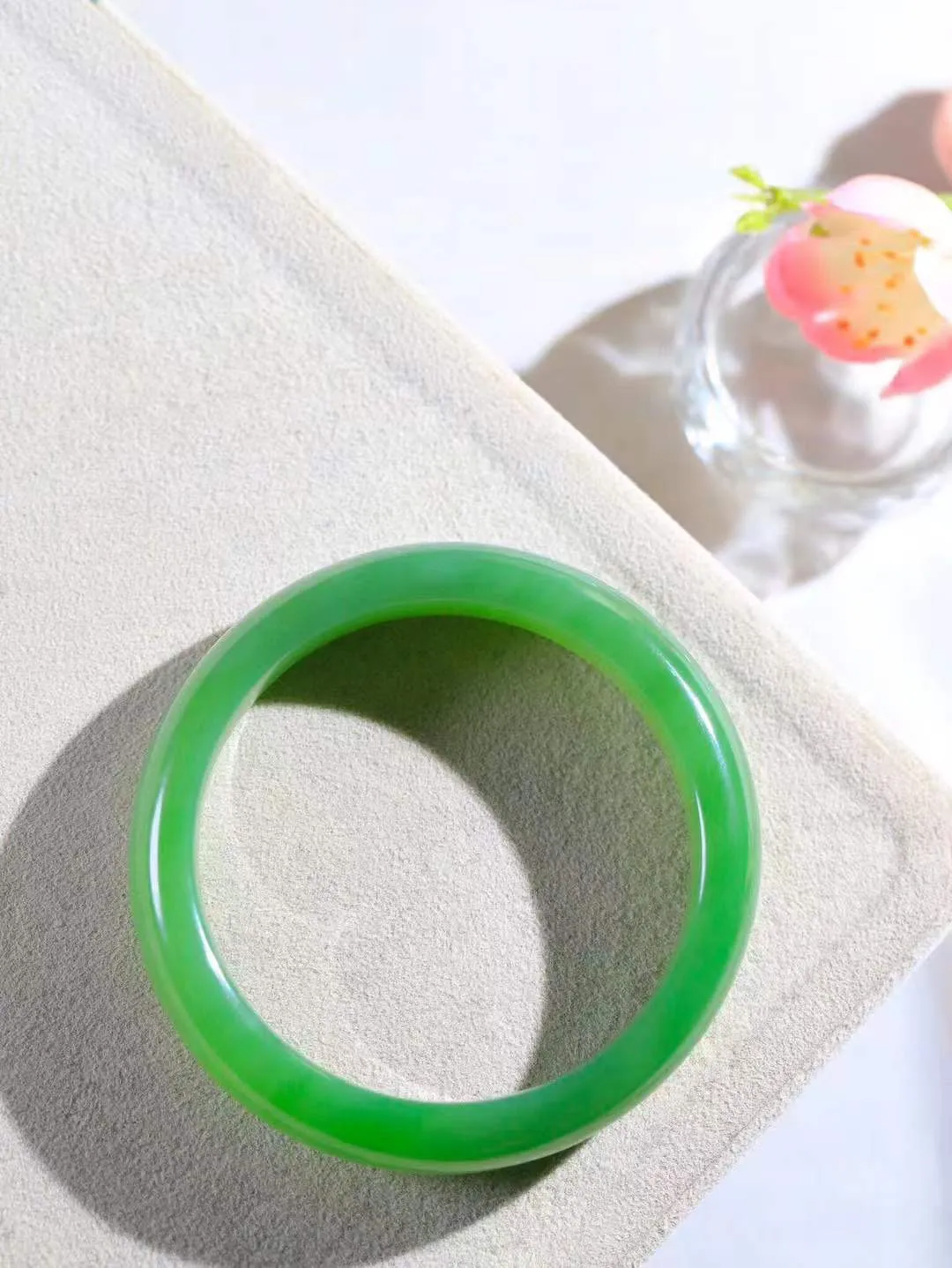 【悠悠芳华.镯】

收藏传家级臻品和田玉碧玉猫眼手镯 玉质温润 青葱岁月，尽收腕中，婉转流畅，凝岁月悠长。盈一眸恬淡，挽一抹绿意。重45.8克 内径53mm尺寸12.9-8.2mm   86120255A