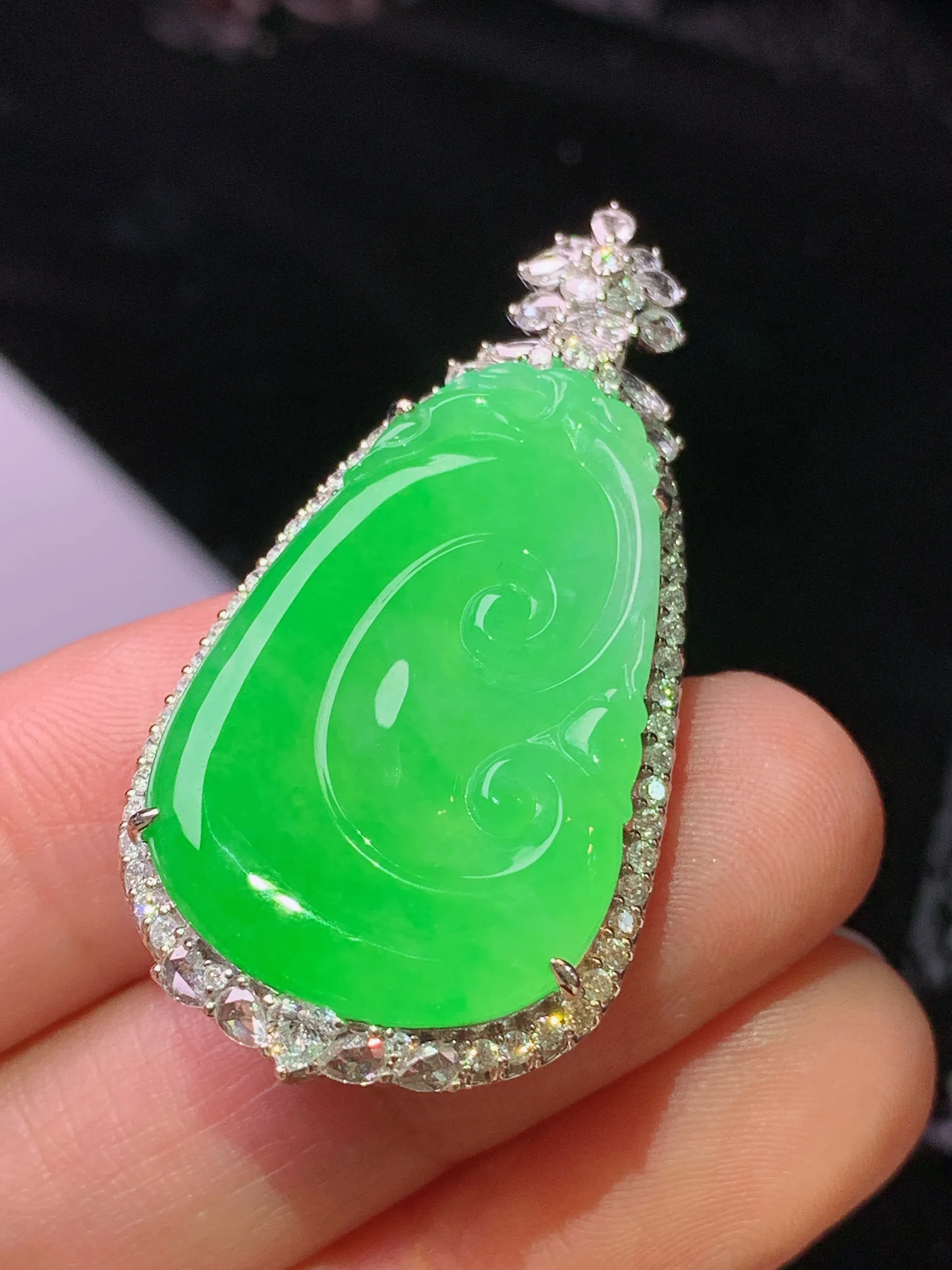 18k金钻镶嵌翠绿如意吊坠 玉质细腻 色泽清新艳丽  整体尺寸41.8*21.1*9.2