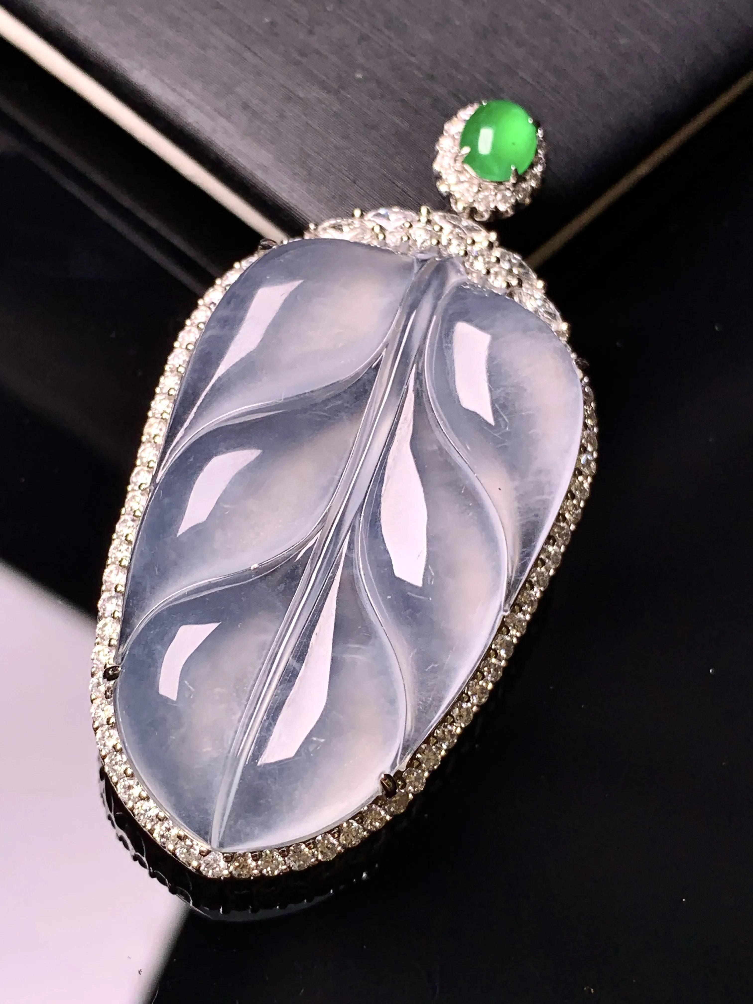 18k金钻镶嵌冰种树叶吊坠 玉质细腻 色泽清新艳丽  整体尺寸50*25.7*8.8