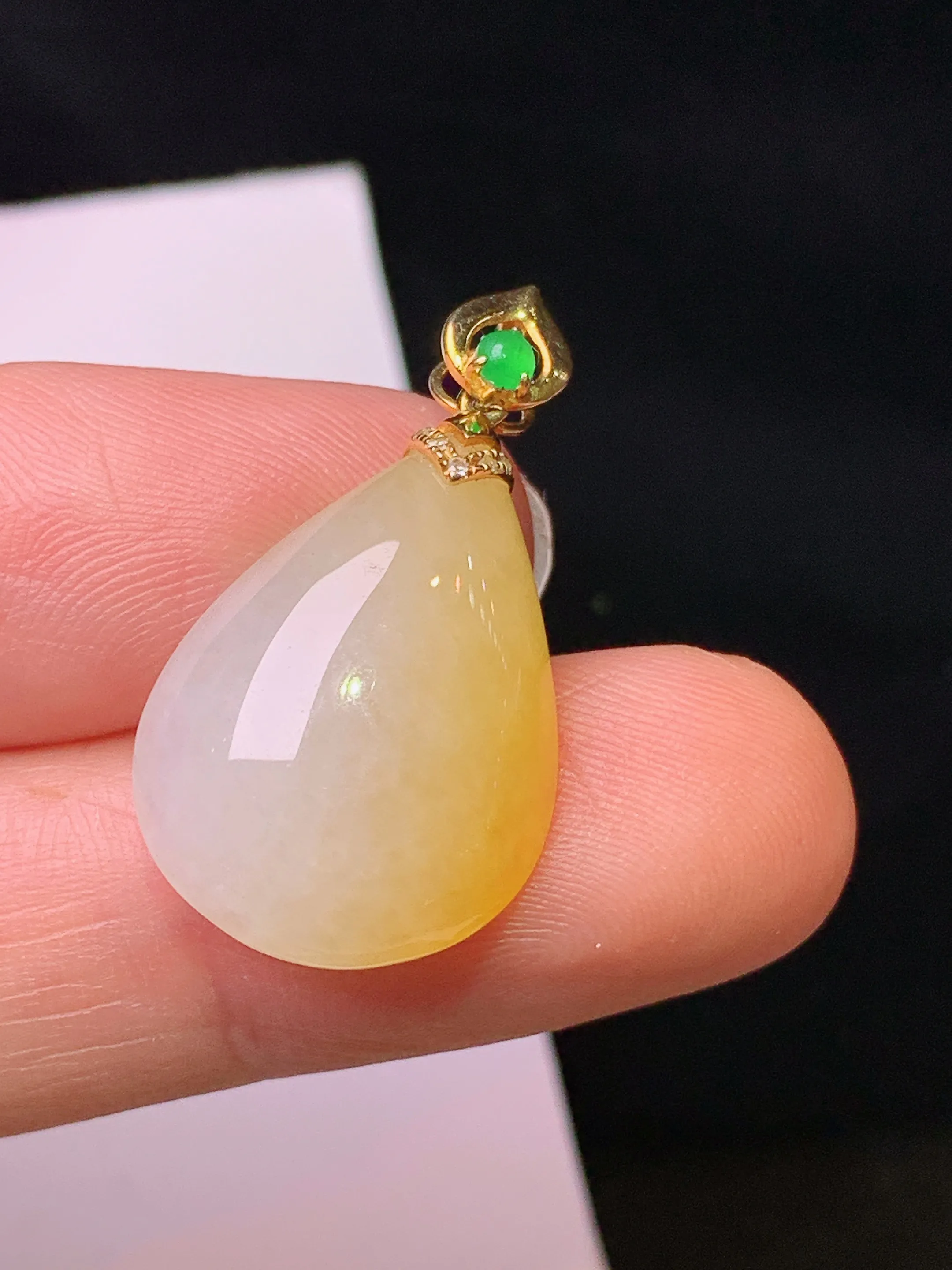 18k金钻镶嵌飘黄翡水滴吊坠 玉质细腻 色泽清新艳丽 整体尺寸26.6*15*5.6