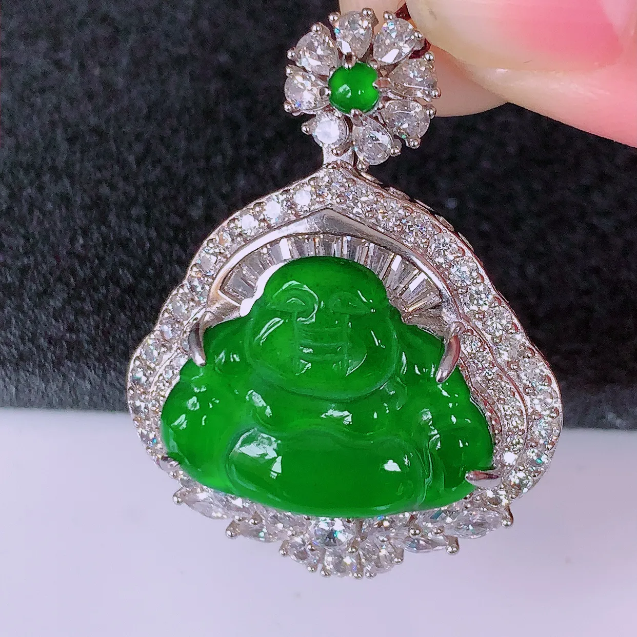 冰透满绿翡翠925银镶嵌佛公吊坠，自然光实拍，翠色灵动，颜色漂亮，种老水足，品相佳，佩戴佳品！#97.29整体34.5*26.5*12.5裸石19.5*15.5