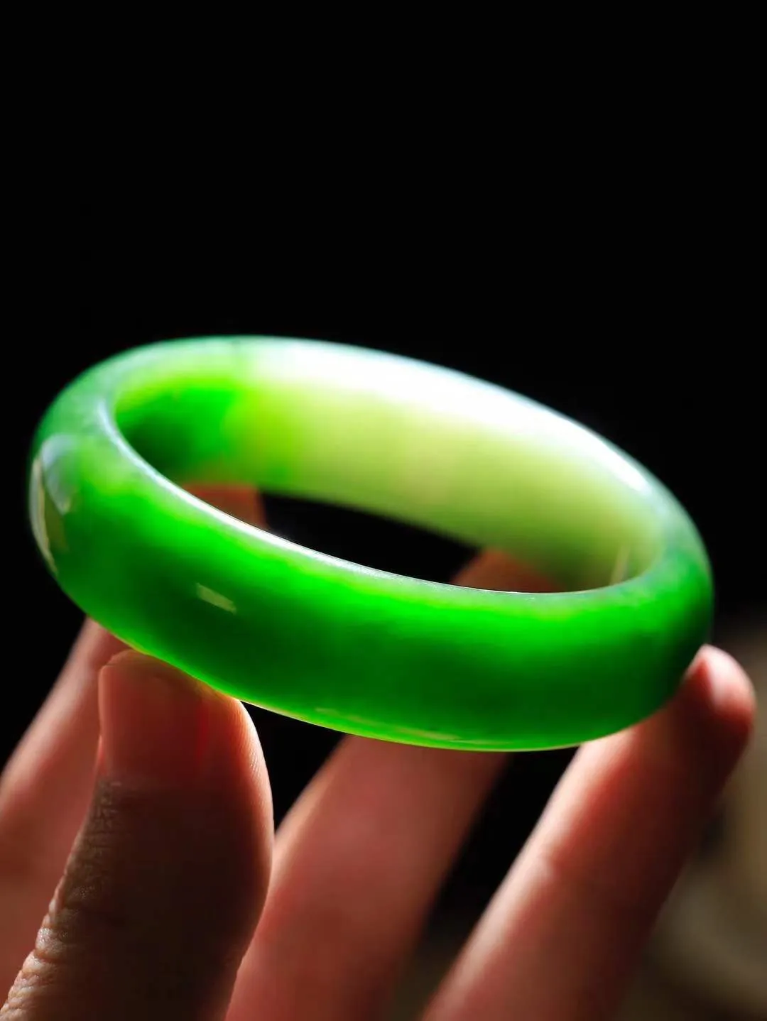 【碧波流转·手镯】

收藏级臻品️和田玉碧玉手镯，玉质细腻温润，手感舒适，️线条流畅，简约大气，美自天成，佩戴于腕间，婉约之美，举手投足间透出那份低调奢华，醉人心扉。
重70.8克 内径圈口59mm尺寸17.3-7.9mm  FDA-131102508