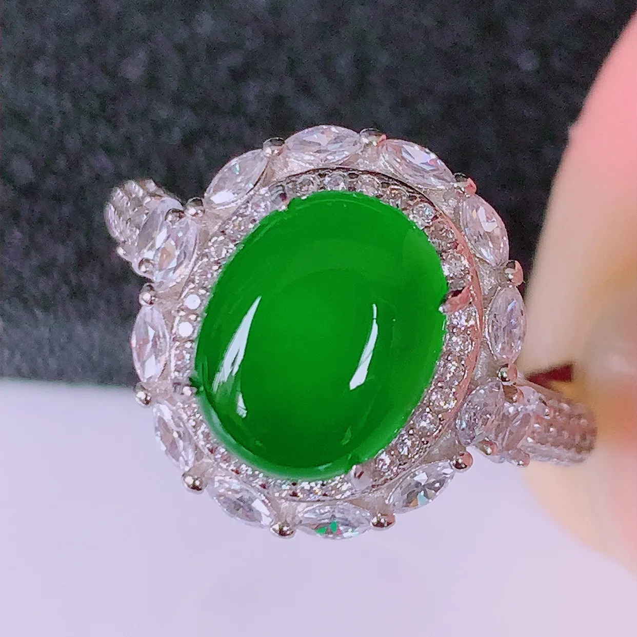 冰透满绿翡翠925银镶嵌戒指，自然光实拍，翠色灵动，颜色漂亮，种老水足，品相佳，佩戴佳品！#97.29（圈口可调大小）整体25.5-17.5-7.8裸石10*8