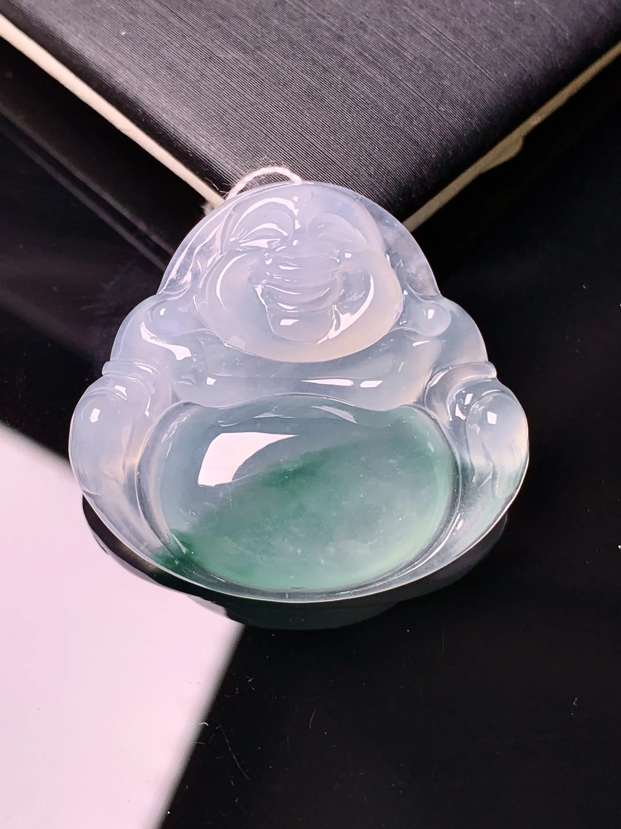 冰种飘绿佛公吊坠 玉质细腻 色泽清新艳丽  整体尺寸28.2*30.5*6.6