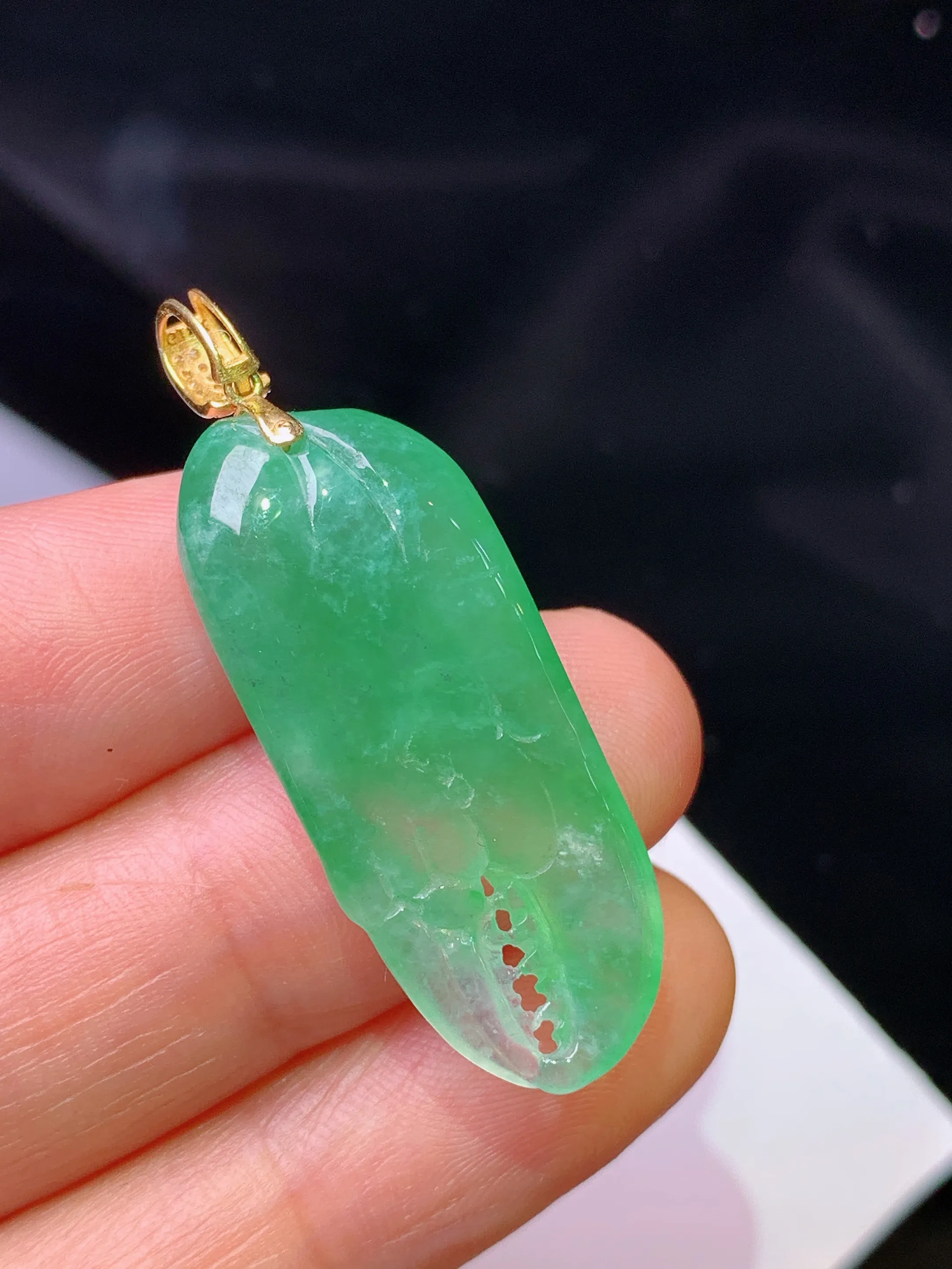 18k金钻镶嵌翠绿蟹钳吊坠 玉质细腻 色泽清新艳丽  整体尺寸39.3*13.5*8