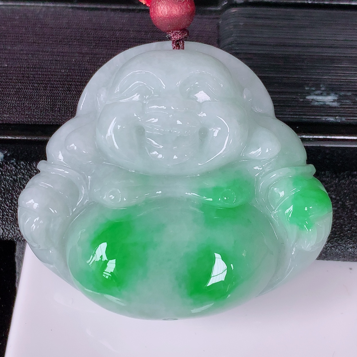 自然光实拍，大件厚装飘绿翡翠佛公吊坠，翡翠开心笑佛，种老水足，颜色漂亮，立体饱满圆润，佩戴效果赞#46.29