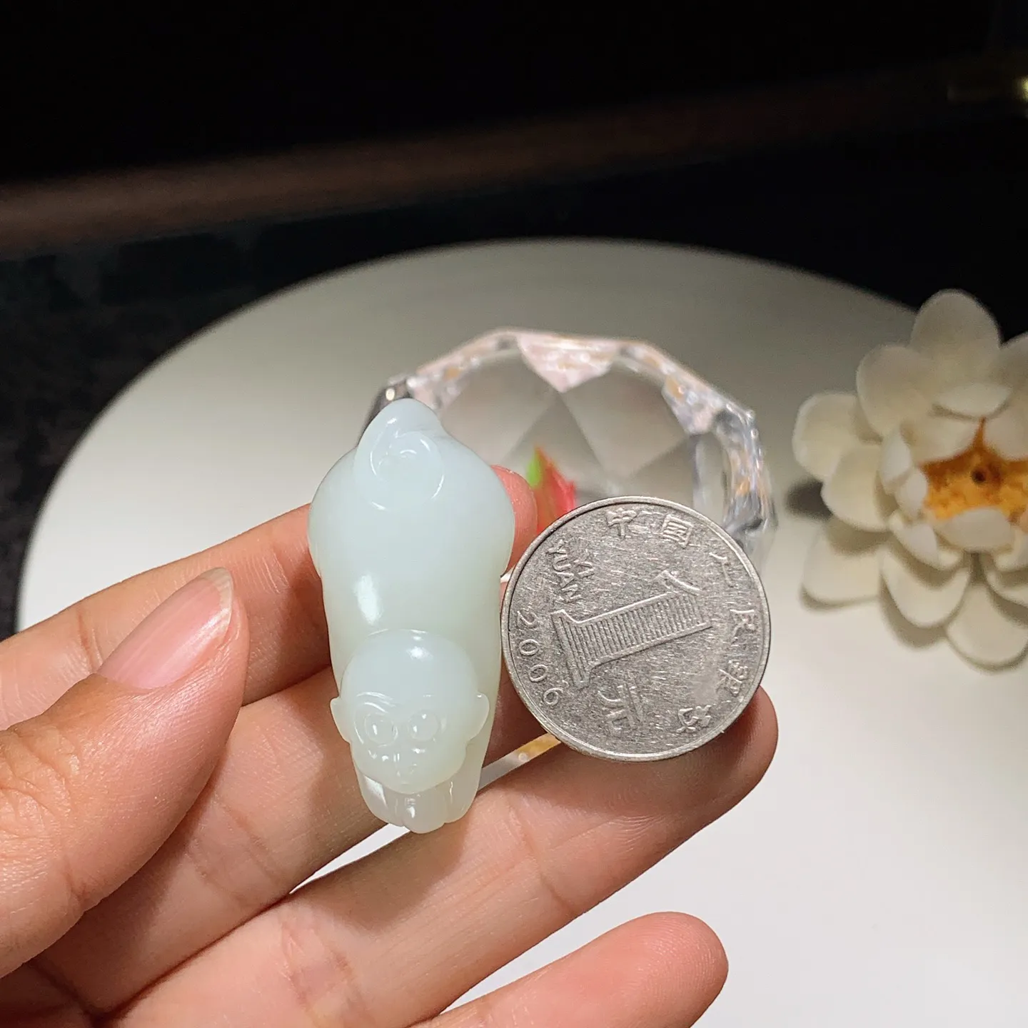 和田玉白玉灵猴献寿猴子挂件。尺寸39/19/14重14克。玉质细腻油润。手推出油。佩戴高端典雅。lt251201