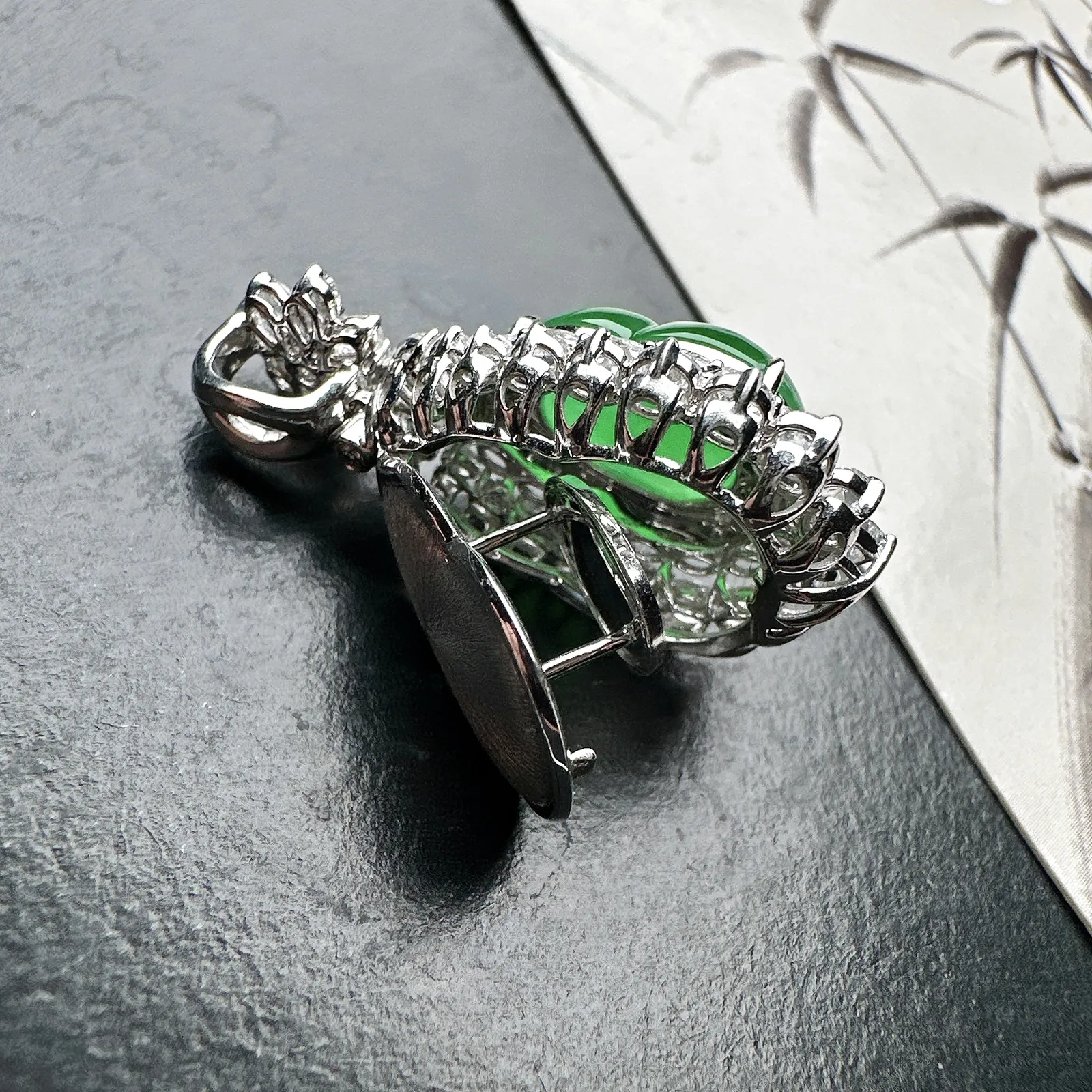 【冰种满绿葫芦吊坠】种水色俱全，冰透闪亮，通透感饱满度很好，18k金钻豪华镶嵌，裸石尺寸14.5*10.9*5.3毫米