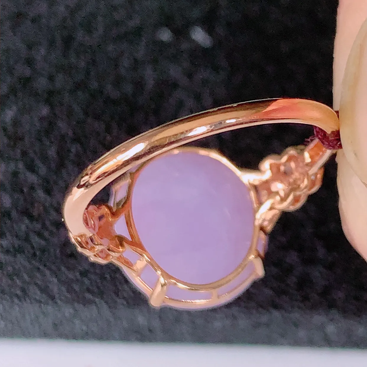 自然光实拍 18K金精工镶嵌紫罗兰翡翠蛋面戒指，玉质细腻，翡翠色泽均匀，艳丽饱满，款式高贵大气，14圈口，上手亮眼，#83.29戒指整体23*17*5.6裸石12.2*11.2