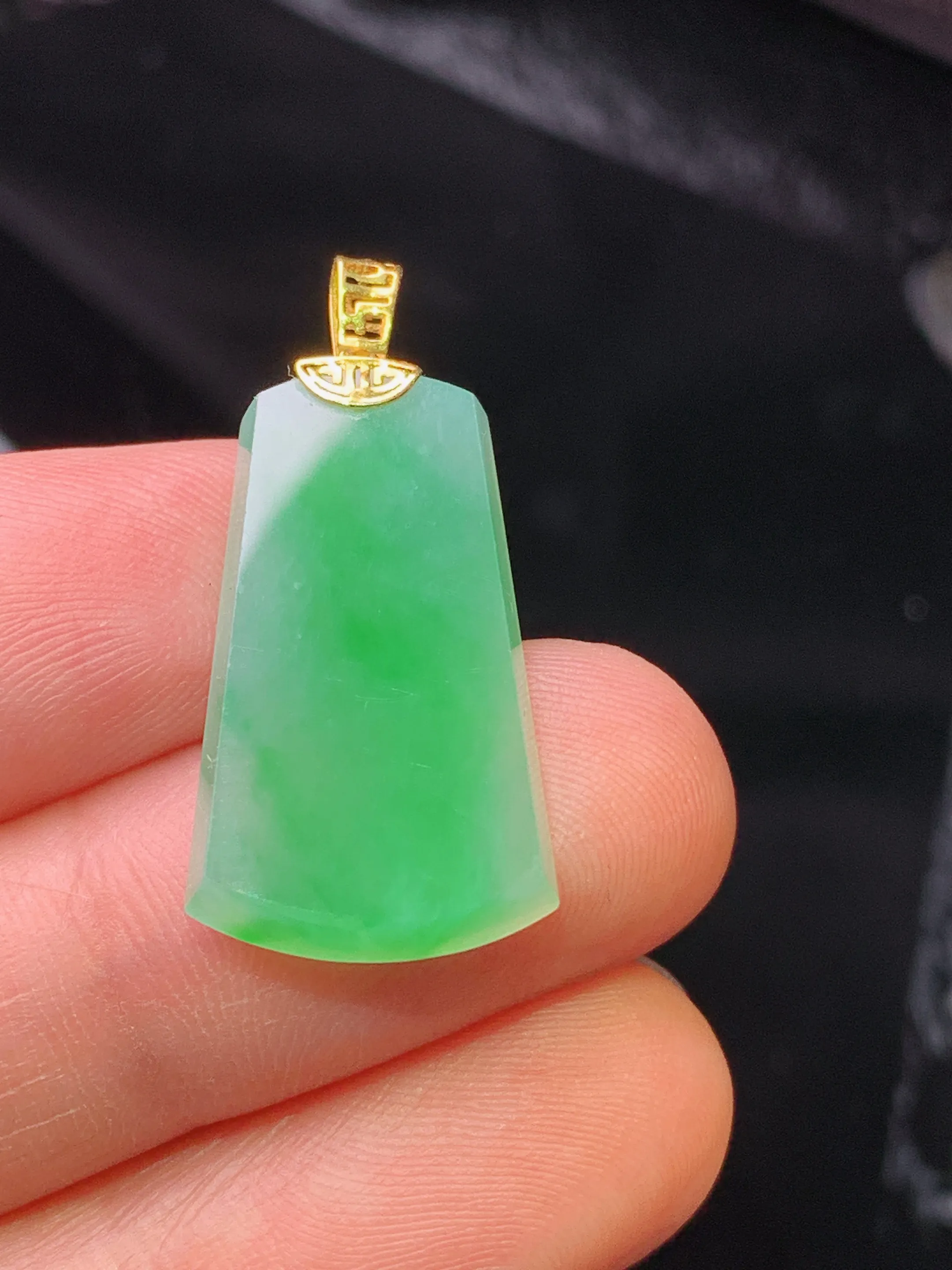 18k金镶嵌翠绿无事牌吊坠 玉质细腻 色泽清新艳丽  整体尺寸28.2*13.3*3