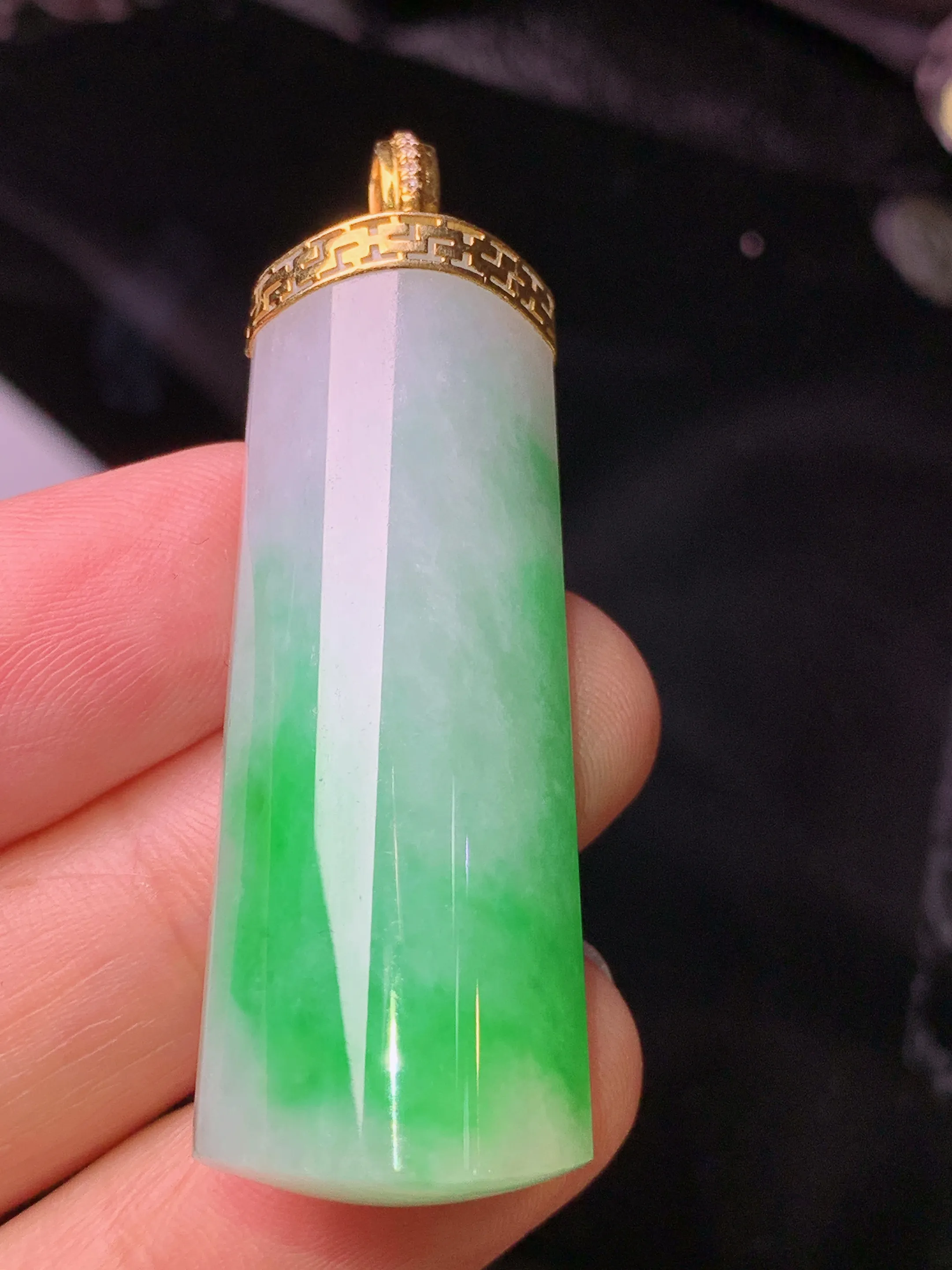 18k金镶嵌飘绿玉柱吊坠 玉质细腻 色泽清新  整体尺寸48*16.3*9.8