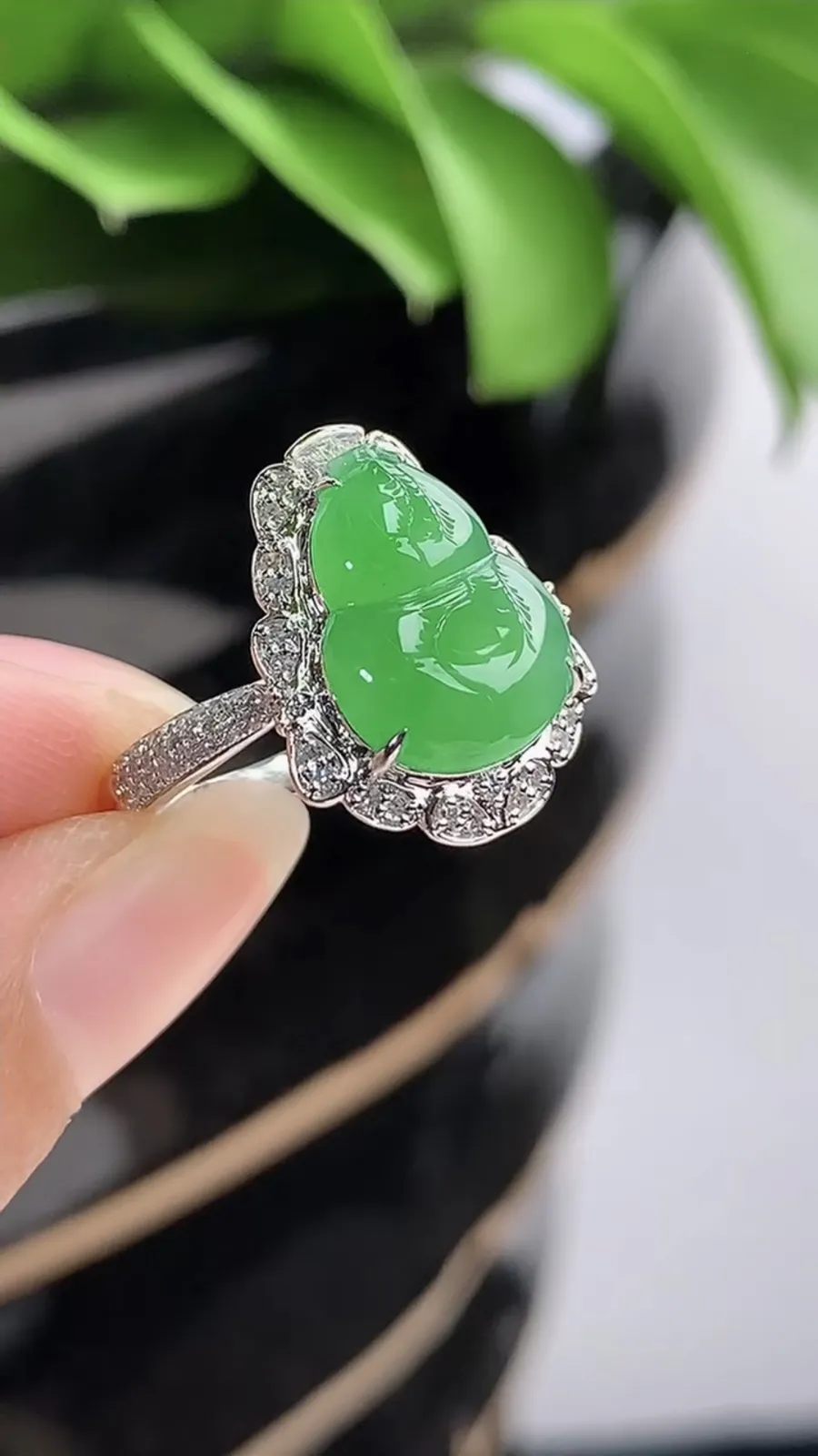 a货翡翠老坑冰种18K金伴钻镶嵌甜绿葫芦戒指 圈口17裸石尺寸13×9.7mm 重量3.60g 1202