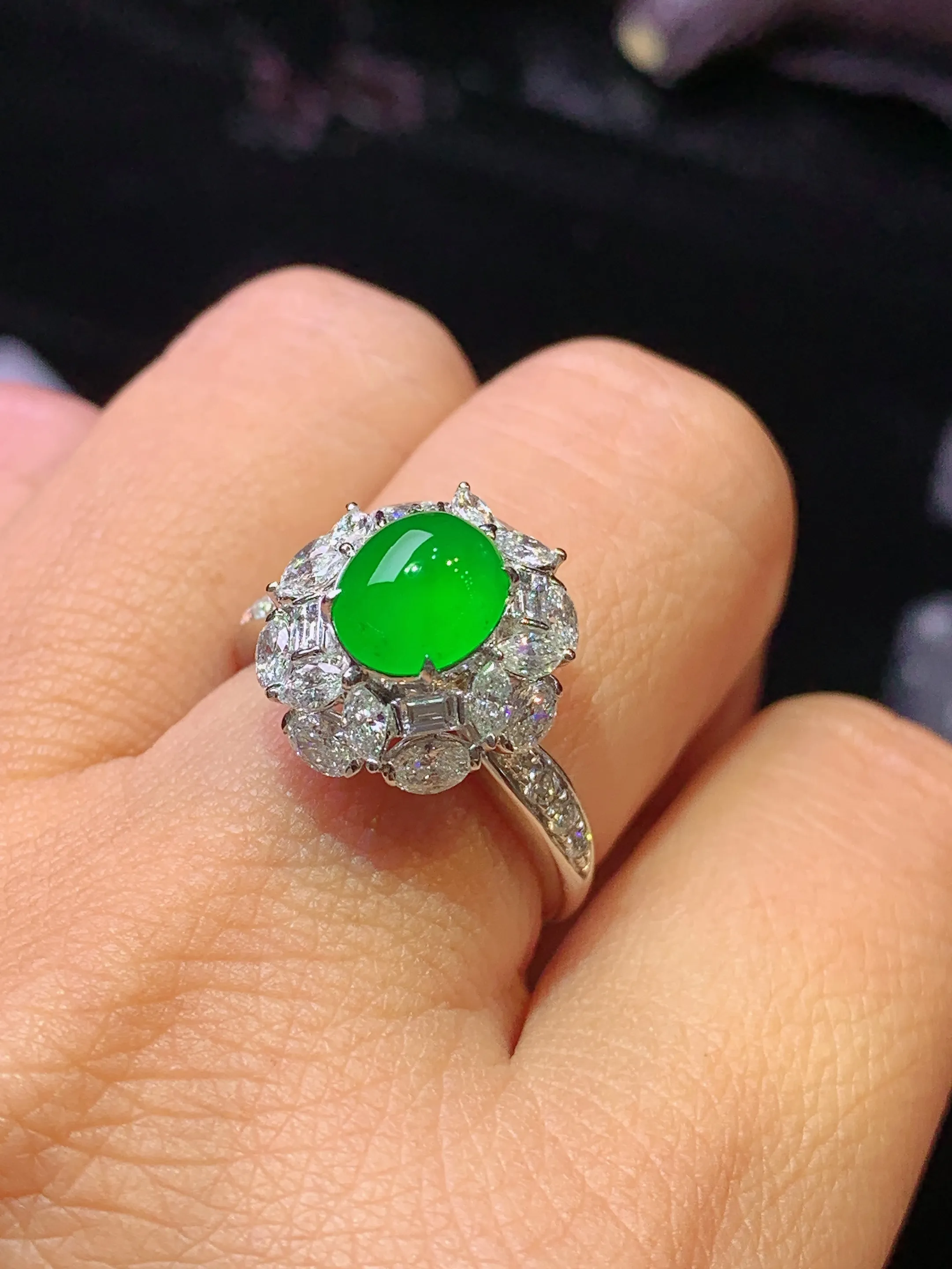 18k金钻镶嵌满绿蛋面戒指 玉质细腻 色泽清新艳丽  圈口13.5 整体尺寸14.2*13.3*11.2