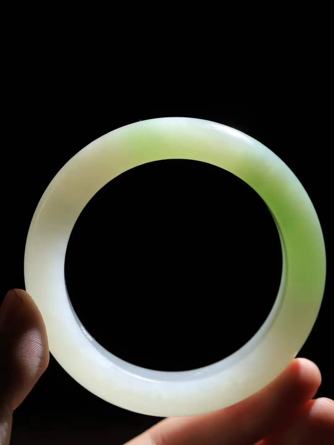 （一见倾心.手镯）

典藏级臻品️和田玉三色手镯，玉质温润细腻 油性十足 手感舒适，高华雅逸，线条流畅，简约大气，美自天成，素雅高贵。佩戴于腕间，婉约之美，举手投足间透出那低调奢华。重94克  尺寸58.5-16.4-10.8mm  56120236A