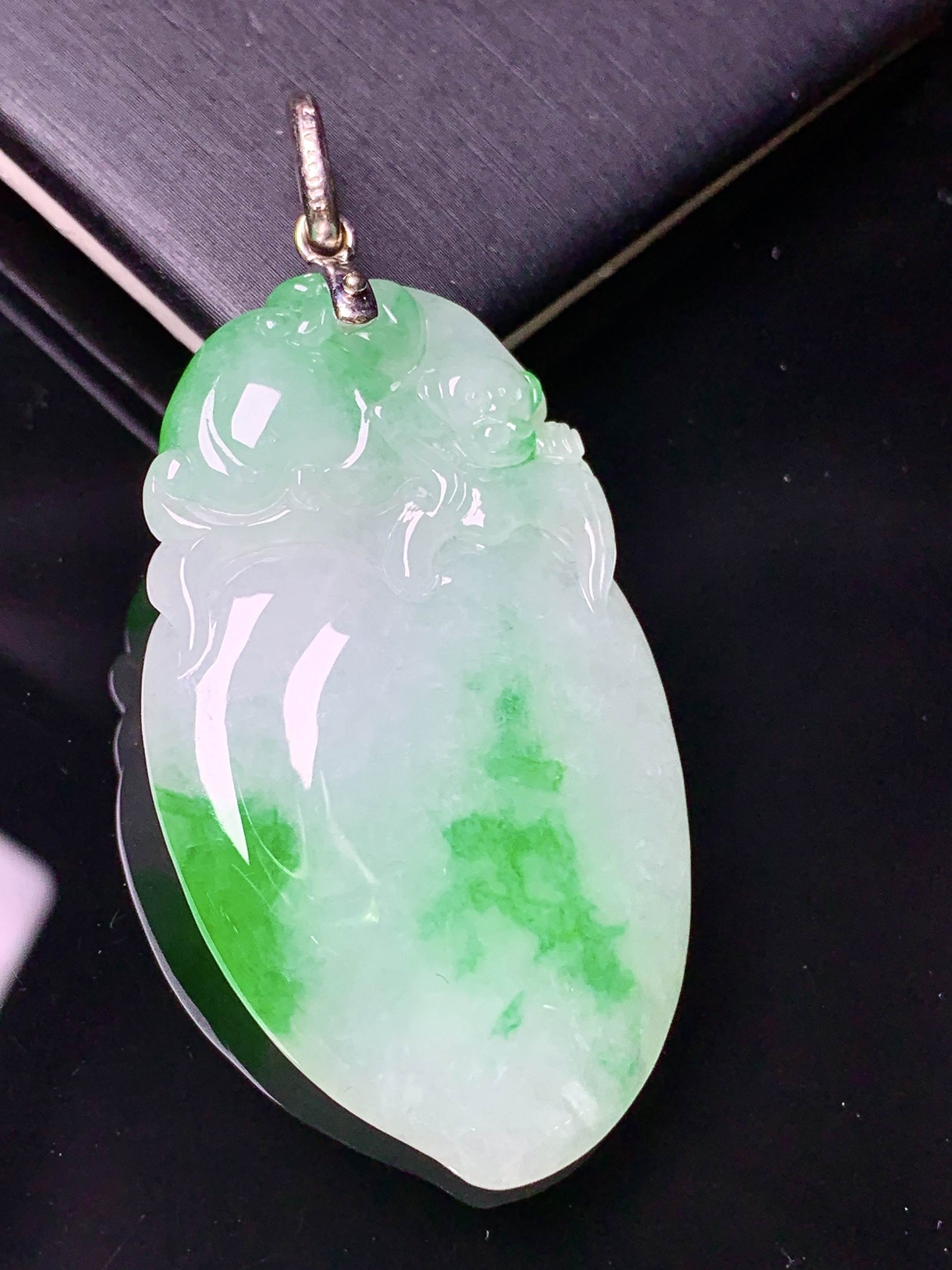 18k金镶嵌飘绿寿桃吊坠 玉质细腻 色泽清新艳丽  整体尺寸56.5*26.7*6