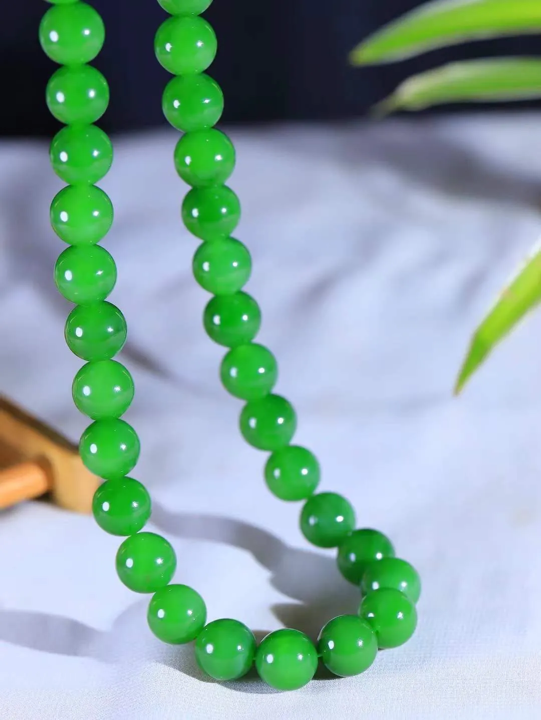 【珠圆玉润.项链】

收藏级臻品️和田玉碧玉珠圆玉润项链 玉质温润细腻  整串打磨圆润，佩戴舒适。珠珠落玉盘，间关莺语花底滑，一生美好时光，无论身在何处，都有它相伴相守。事事顺遂，幸福美满，吉祥如意。重106.7克 尺寸取一11.9mm  79125278A