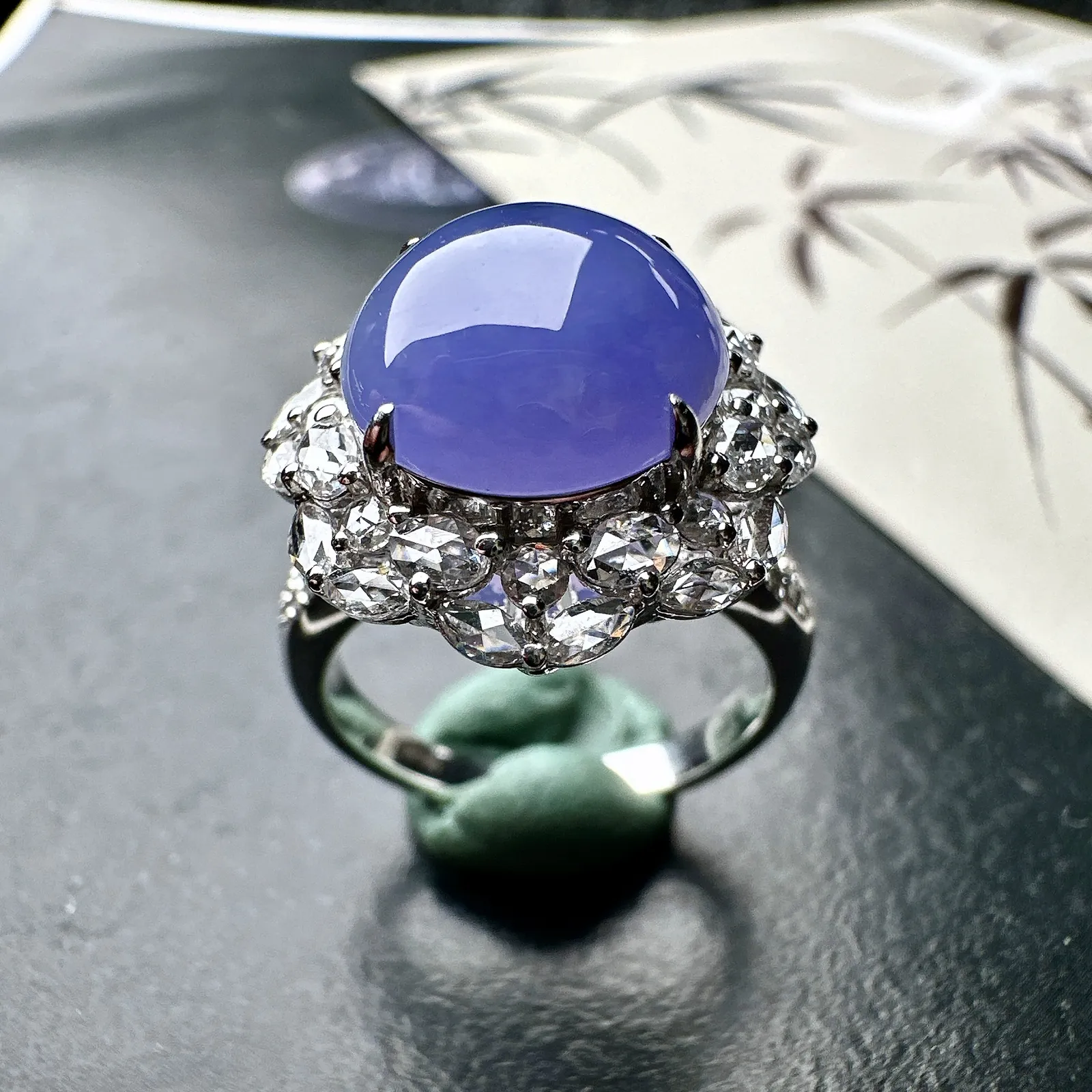 【冰种紫蛋面戒指】饱满度很好，无纹无裂，晶莹剔透，起刚性光泽，可收藏。18k金钻镶嵌，裸石尺寸11.