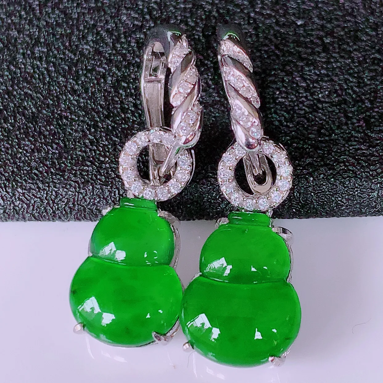 冰透满绿翡翠925银镶嵌葫芦耳坠，自然光实拍，翠色灵动，颜色漂亮，种老水足，品相佳，佩戴佳品！#97