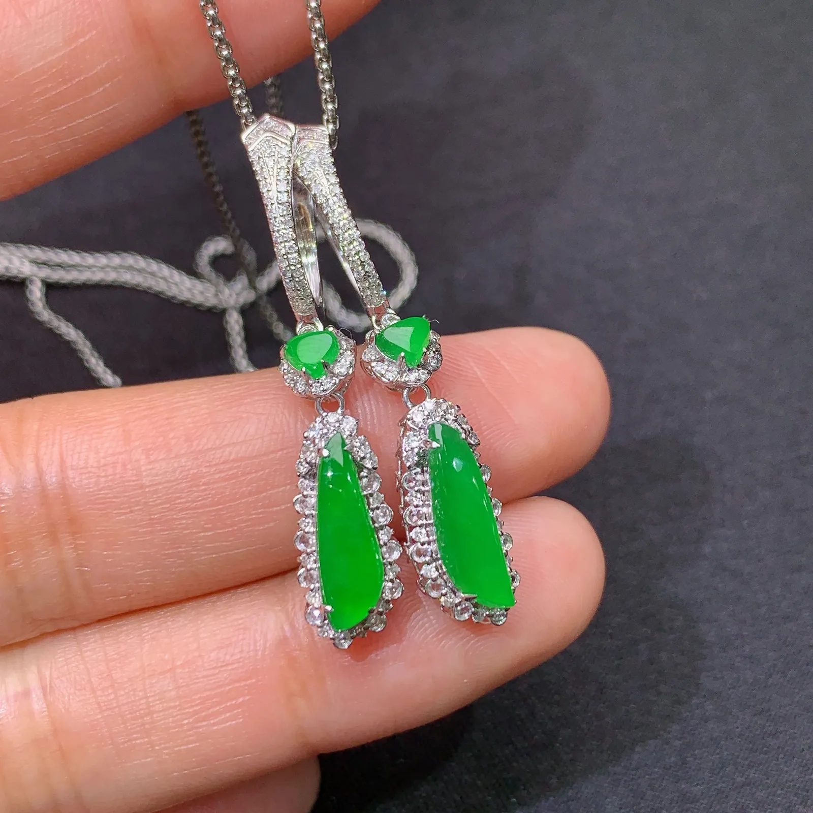 阳绿随形耳坠，18k金镶嵌，简约时尚，冰润色阳，种水足，裸石12.6*3.3*2