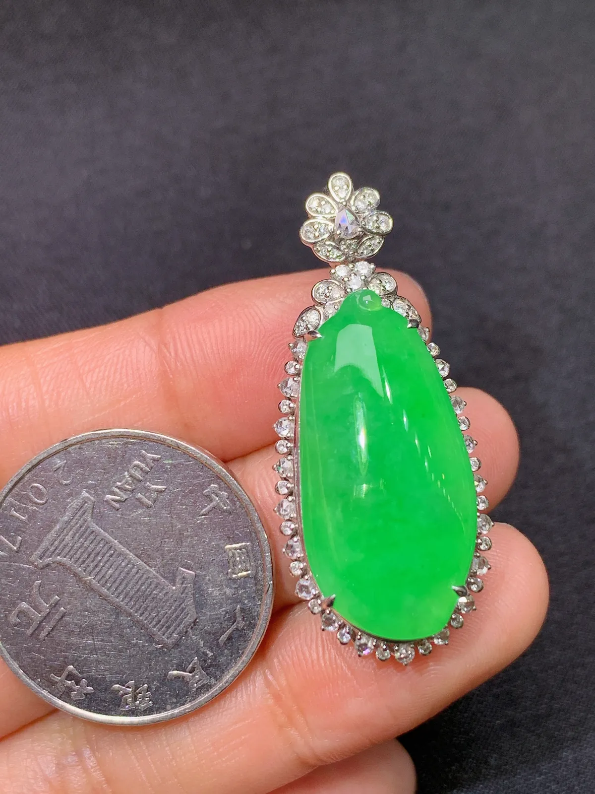 阳绿福瓜吊坠，18k金镶嵌，色泽鲜阳，冰润细腻，种水足， 尺寸38.7*16.7*12.2